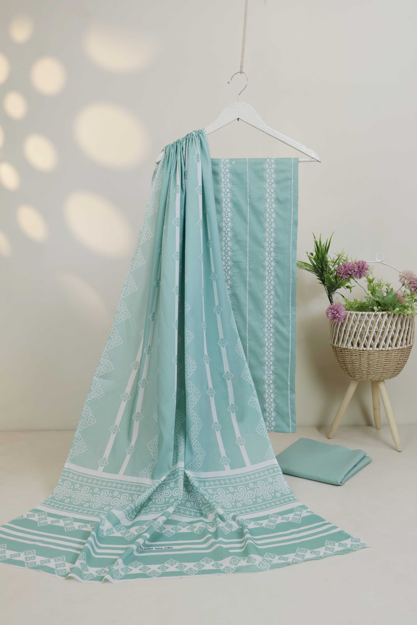 3Piece-Lawn Embroidered Suit EL3PSR02