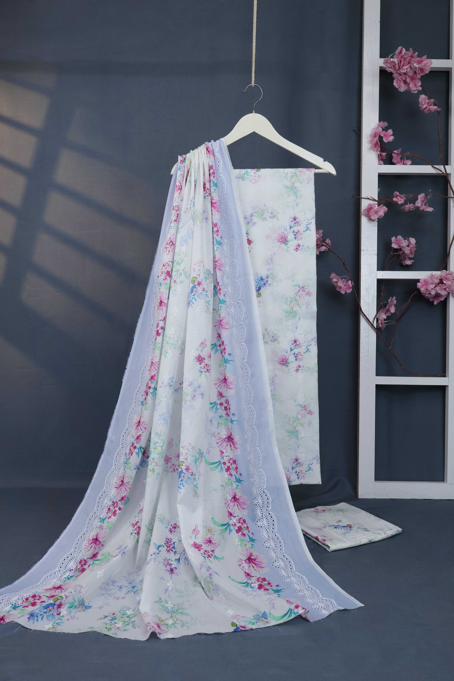 3Piece-Lawn Embroidered Suit R3P01