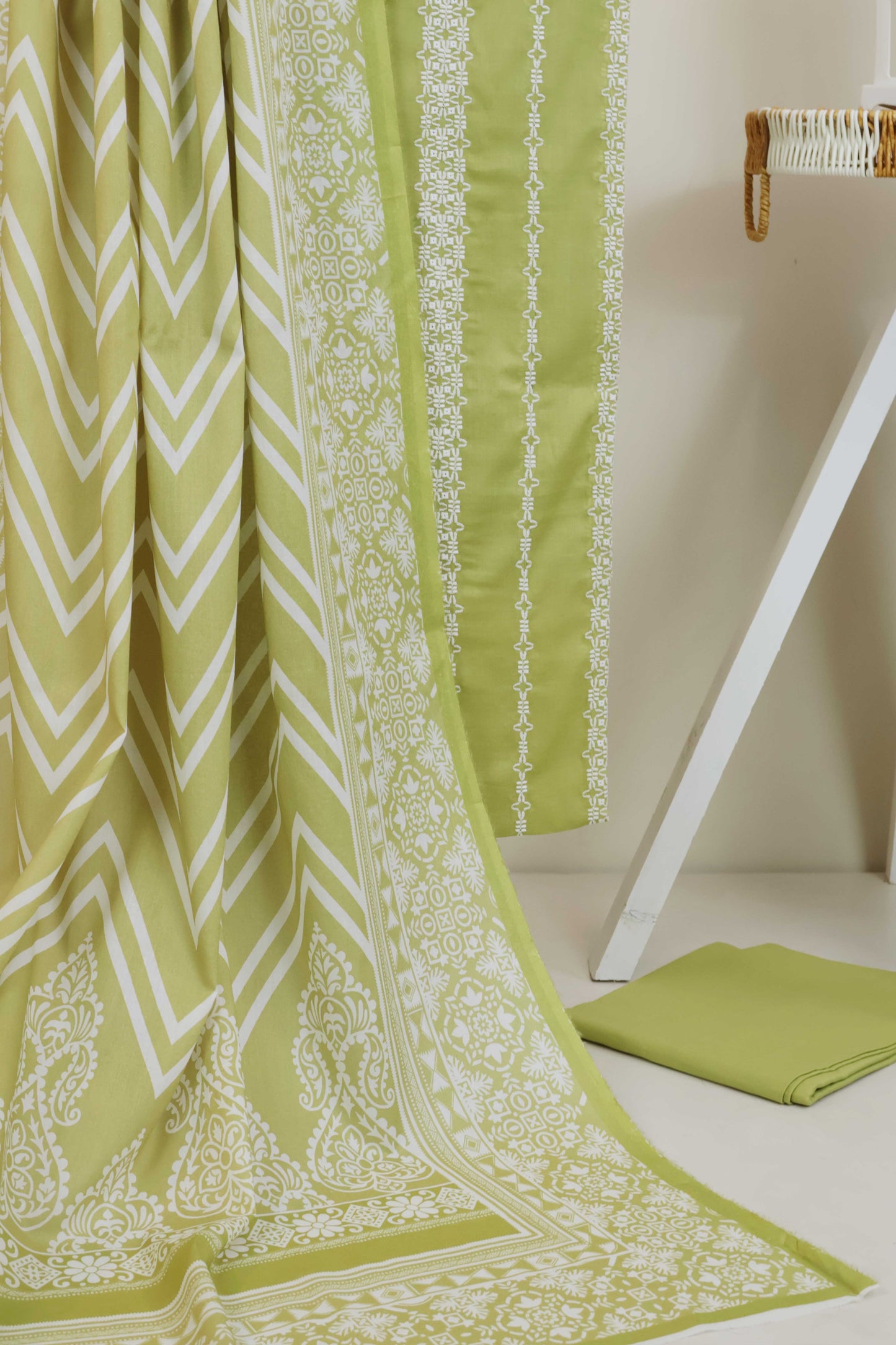 3Piece-Lawn Embroidered Suit EL3PSR04