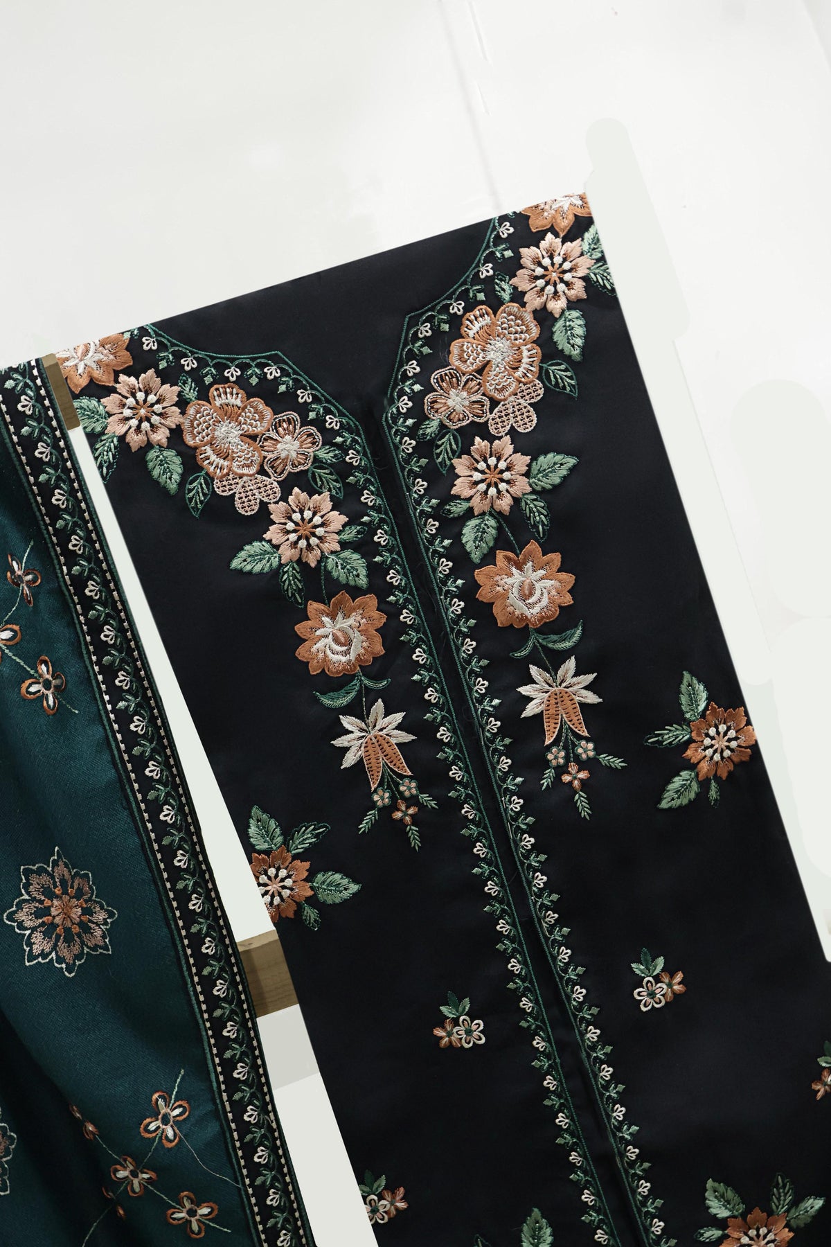 3Piece - Embroidered Dhank Marina Suit WWRV305