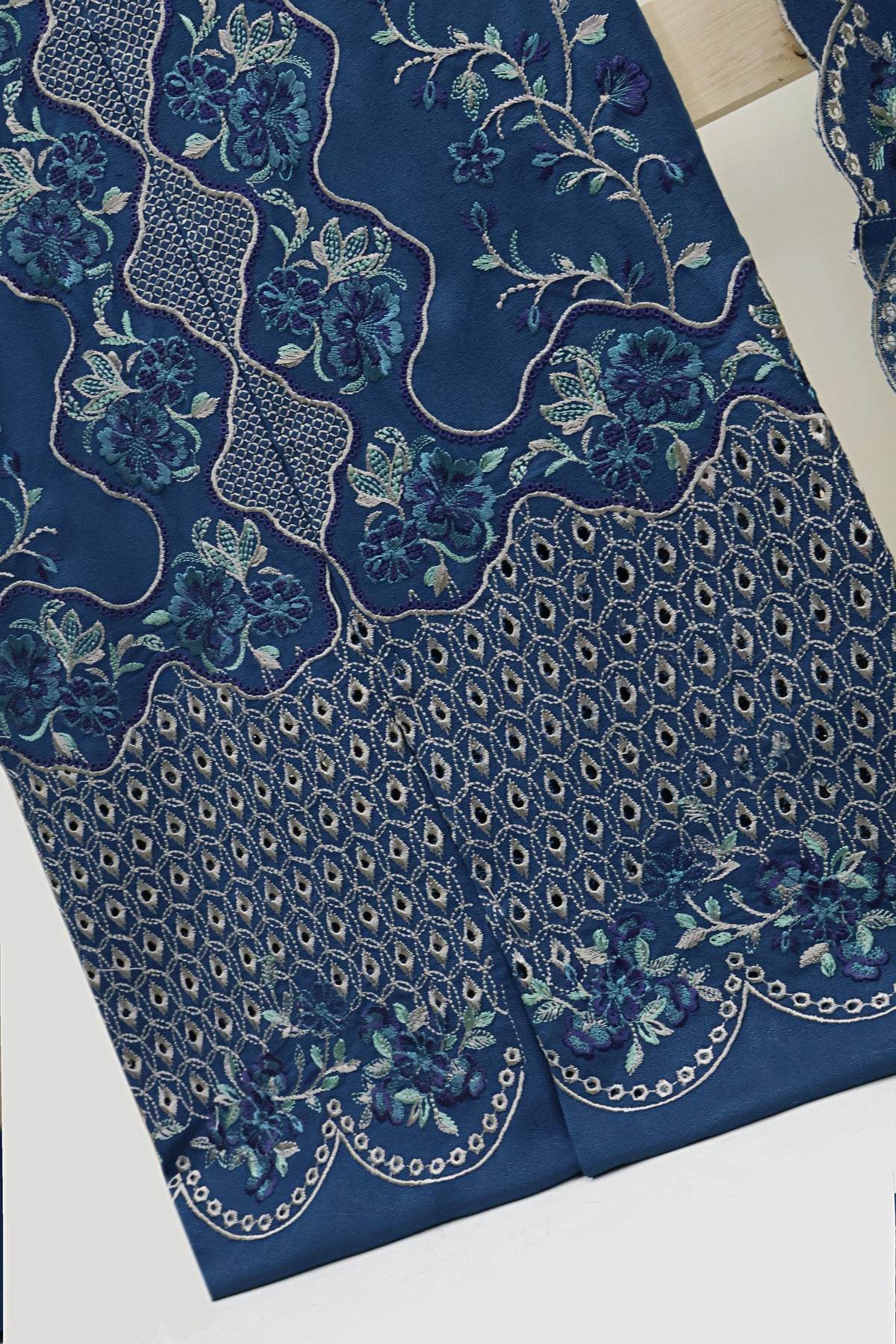 3Piece - Embroidered Karandi Suit WWRV105
