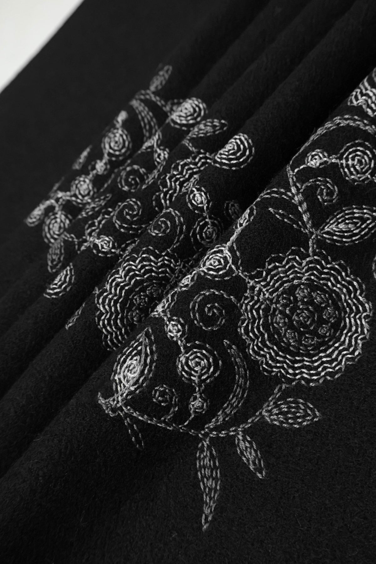 Embroidered Pure Wool Stoler WST02