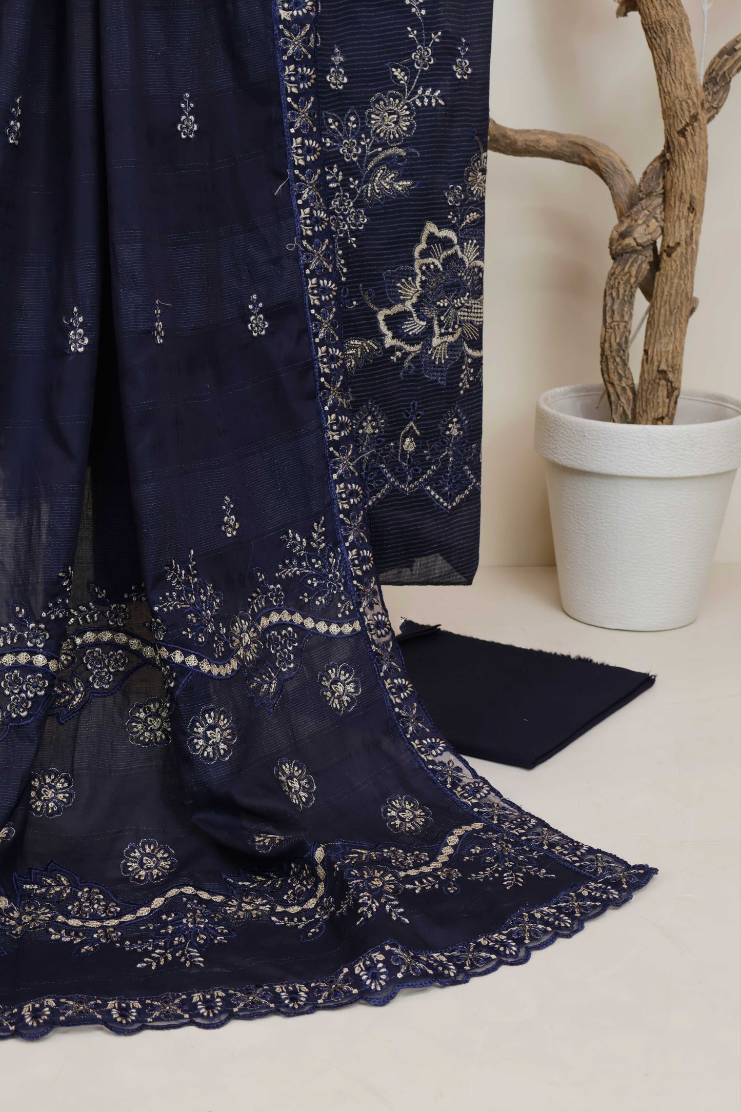 3Piece-Lawn Embroidered Suit V501B