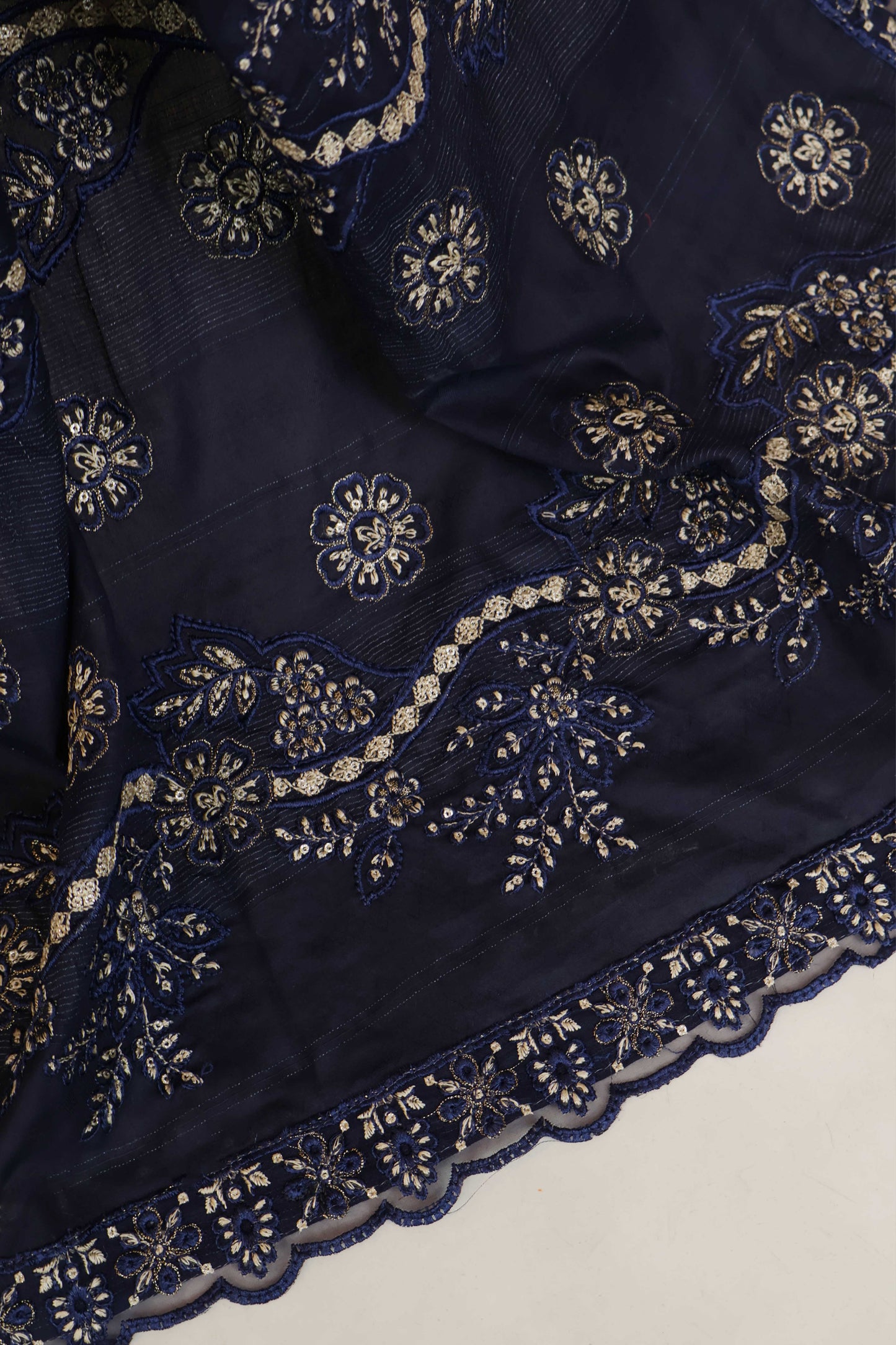 3Piece-Lawn Embroidered Suit V501B