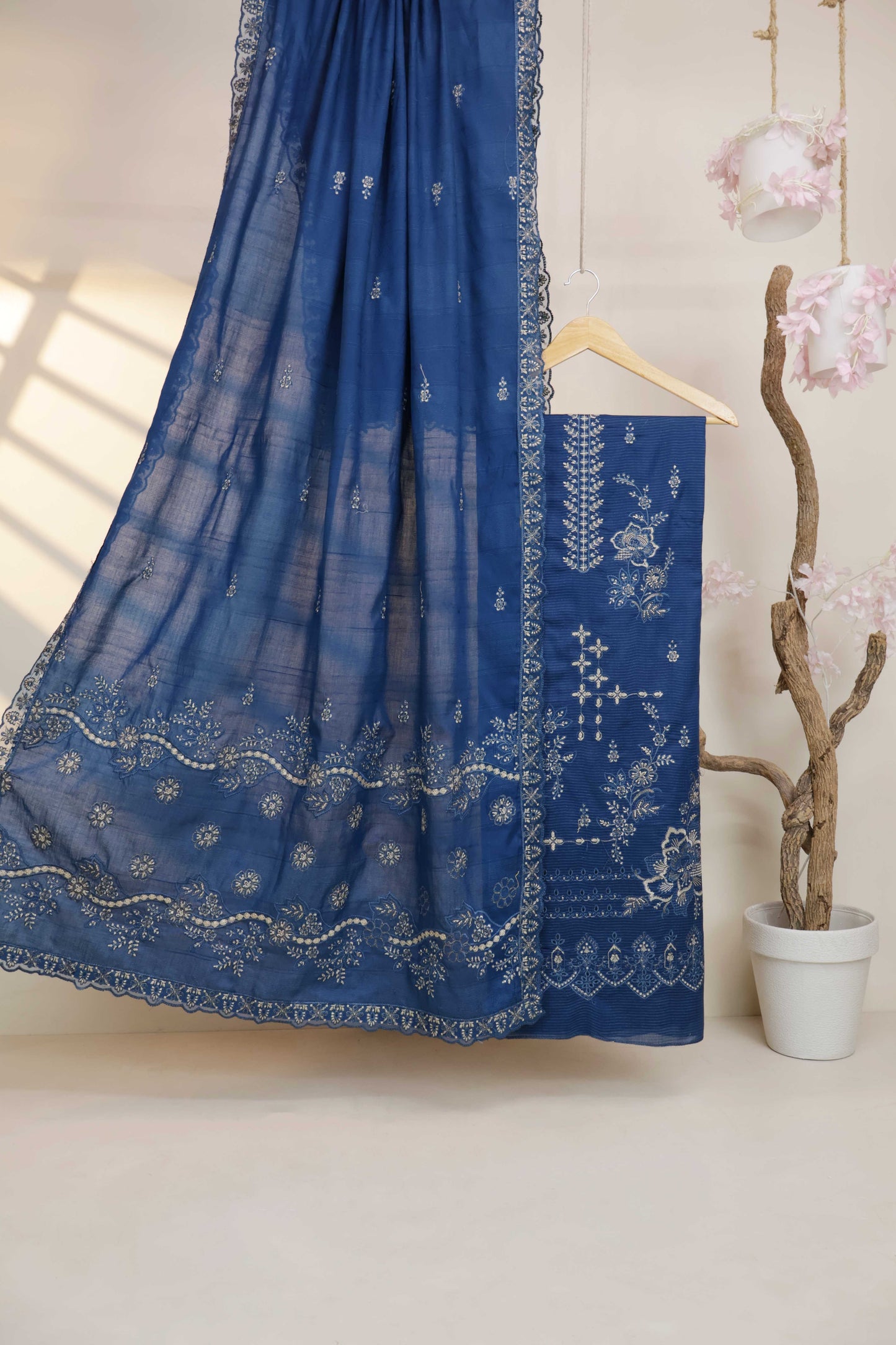 3Piece-Lawn Embroidered Suit V501E