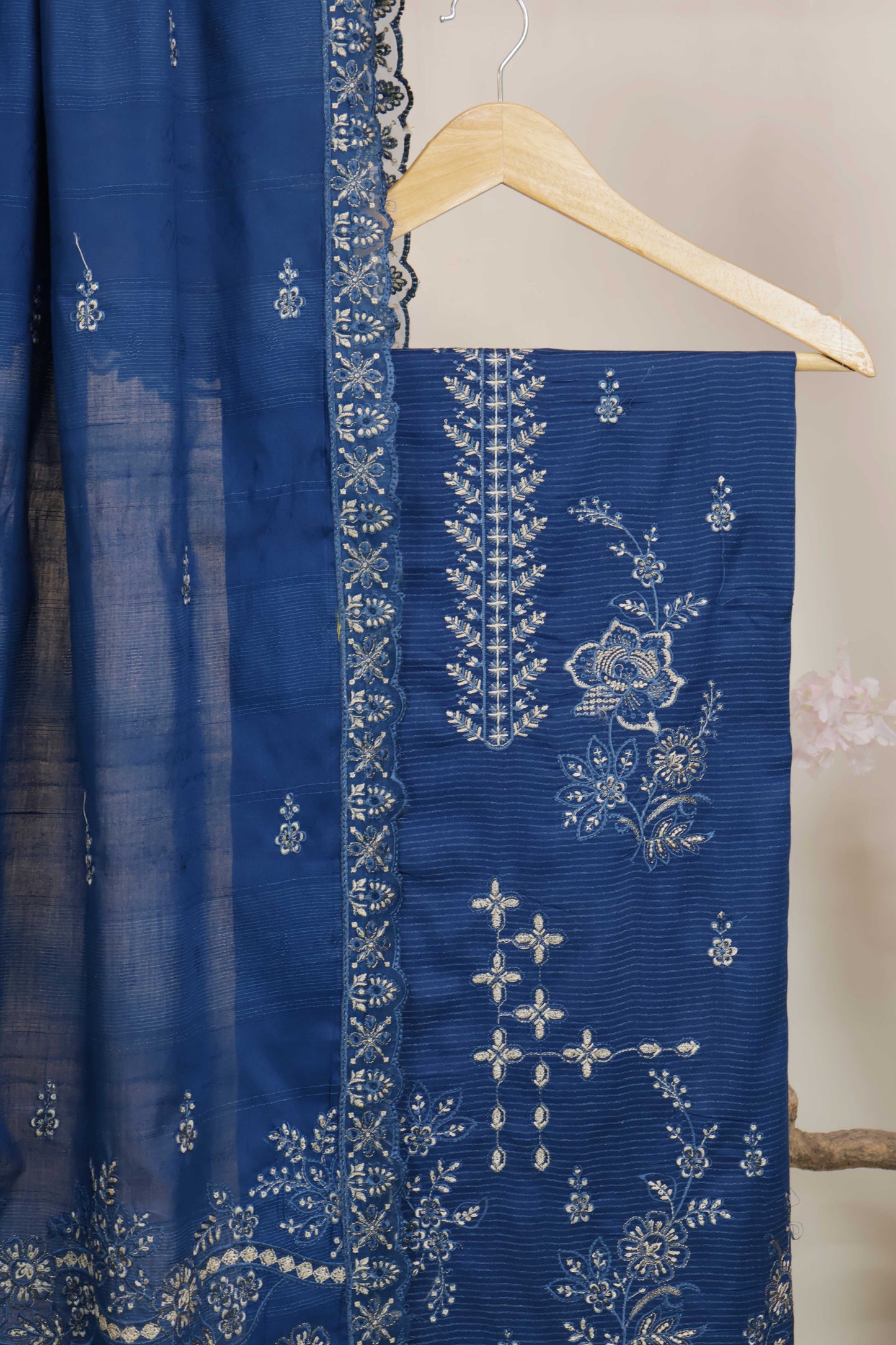 3Piece-Lawn Embroidered Suit V501E