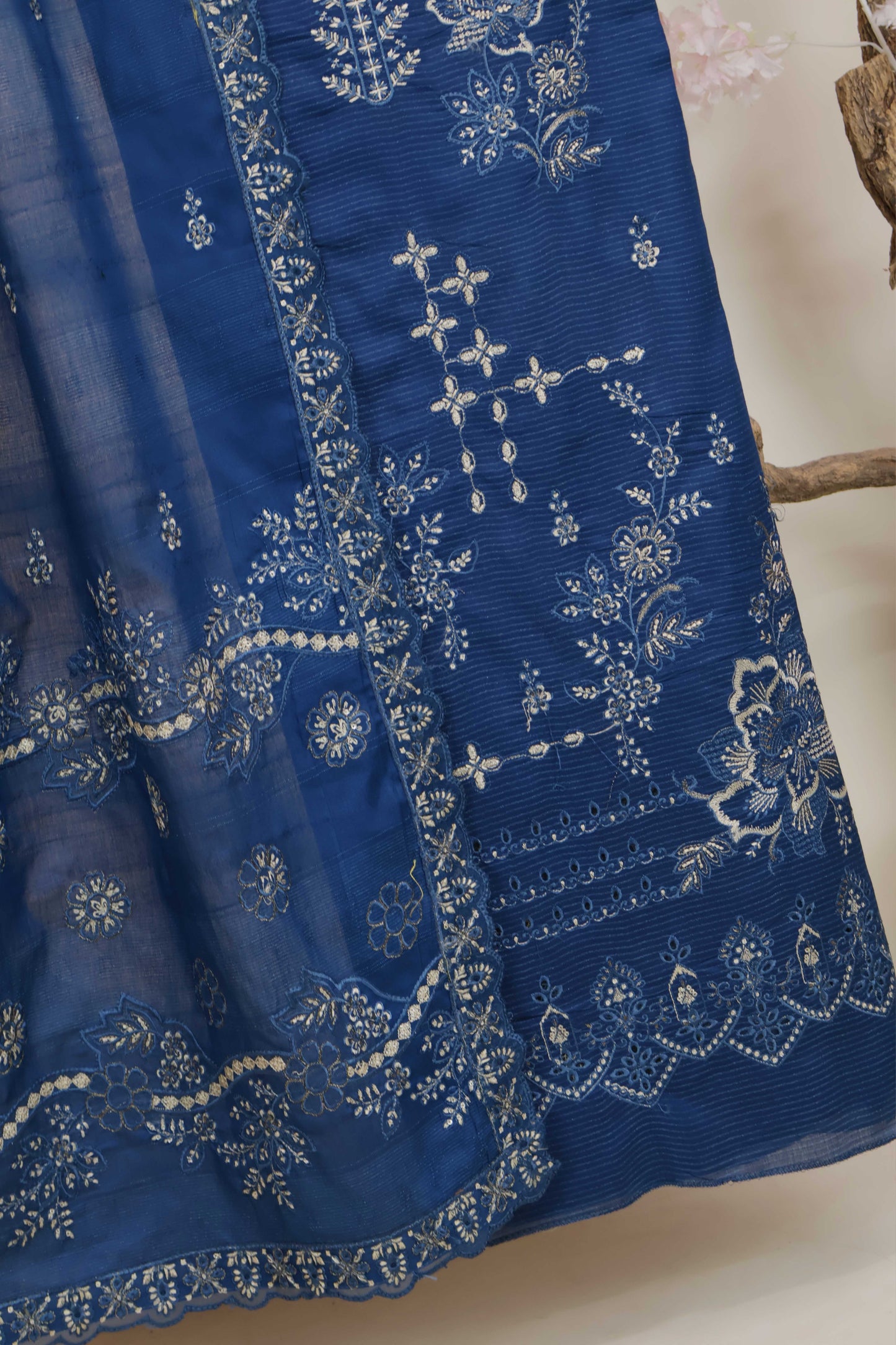 3Piece-Lawn Embroidered Suit V501E