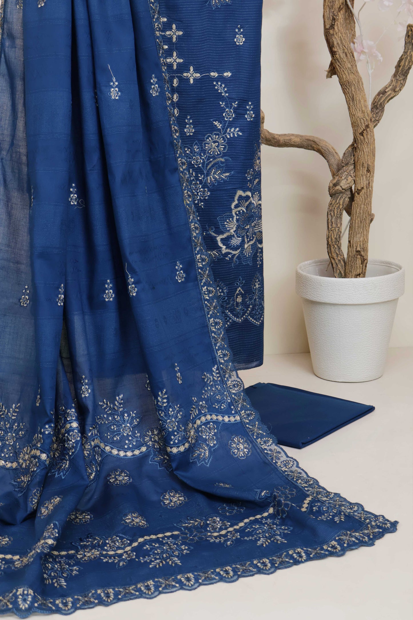 3Piece-Lawn Embroidered Suit V501E