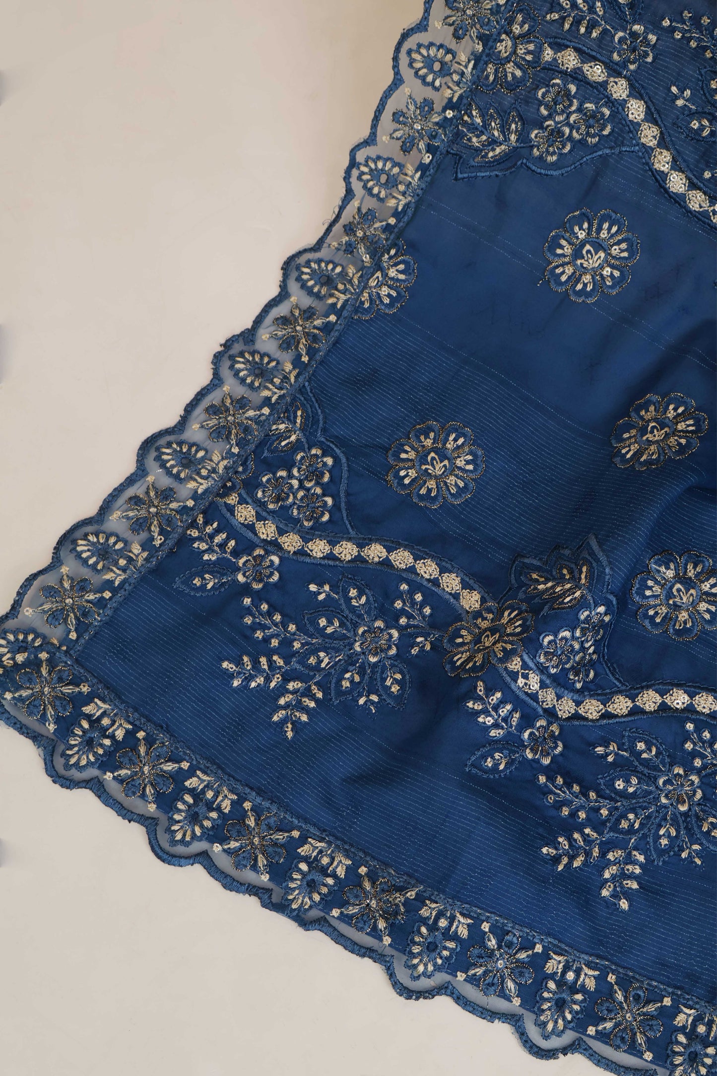 3Piece-Lawn Embroidered Suit V501E