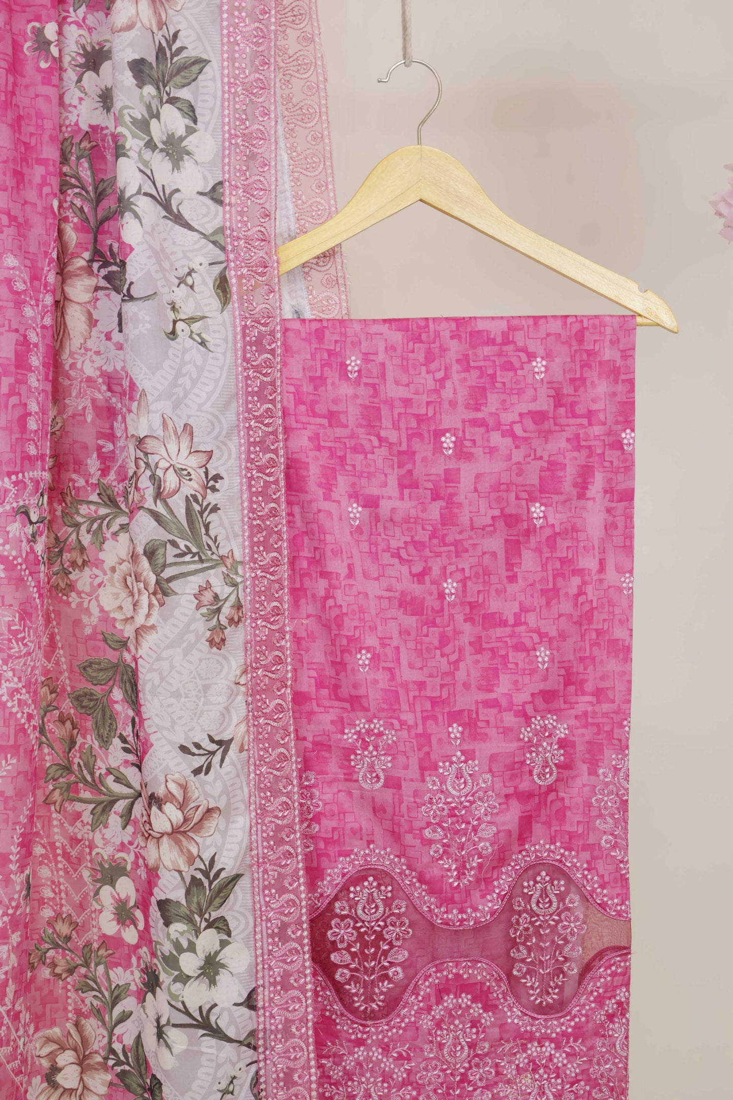 3Piece-Lawn Embroidered Suit V3D01