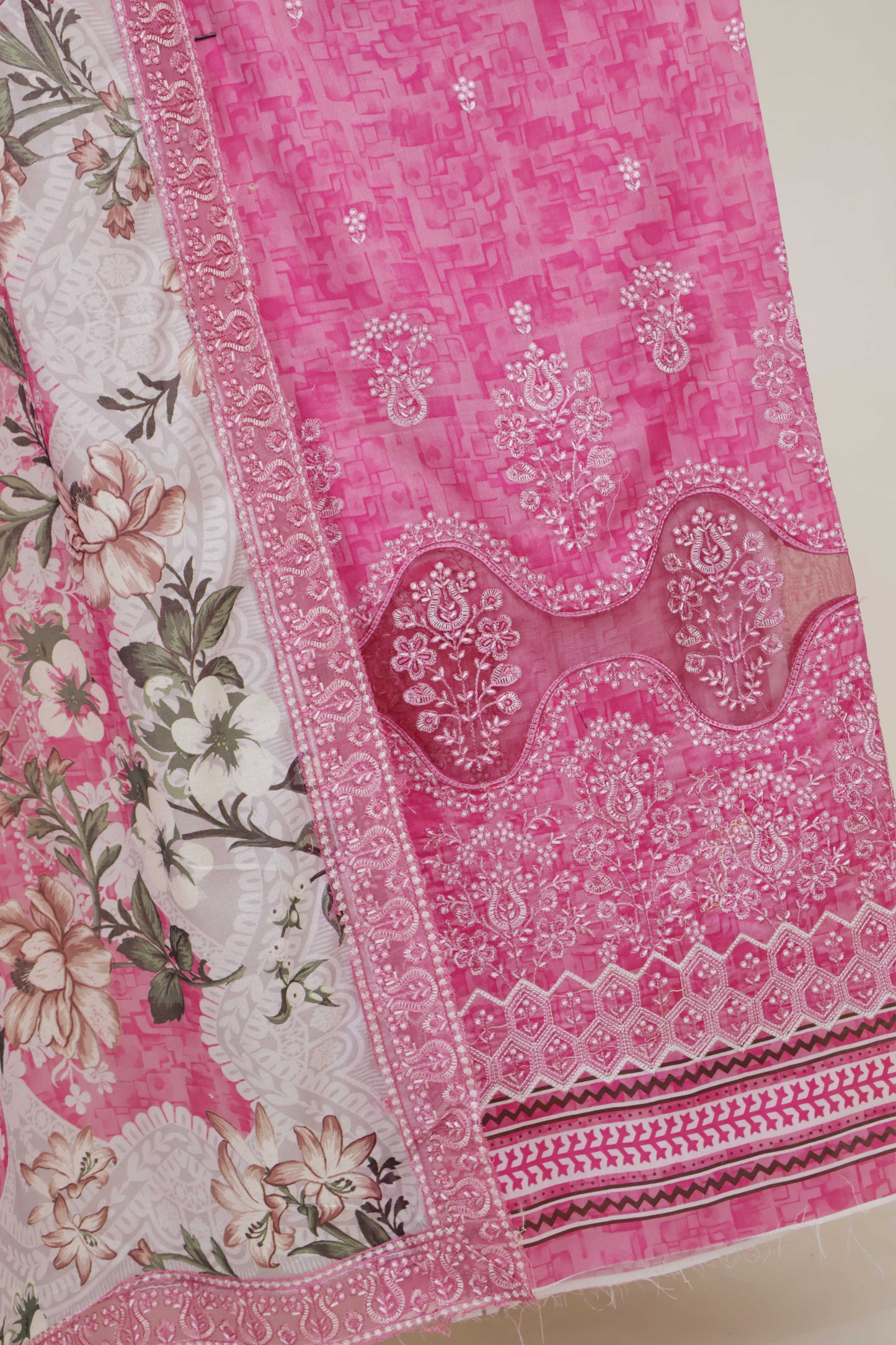 3Piece-Lawn Embroidered Suit V3D01