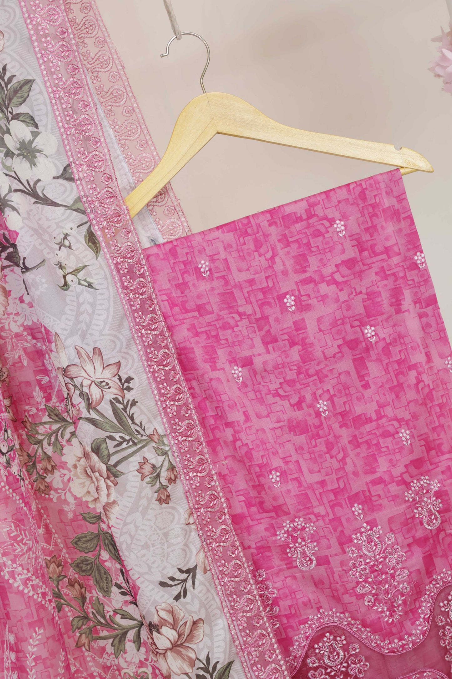 3Piece-Lawn Embroidered Suit V3D01