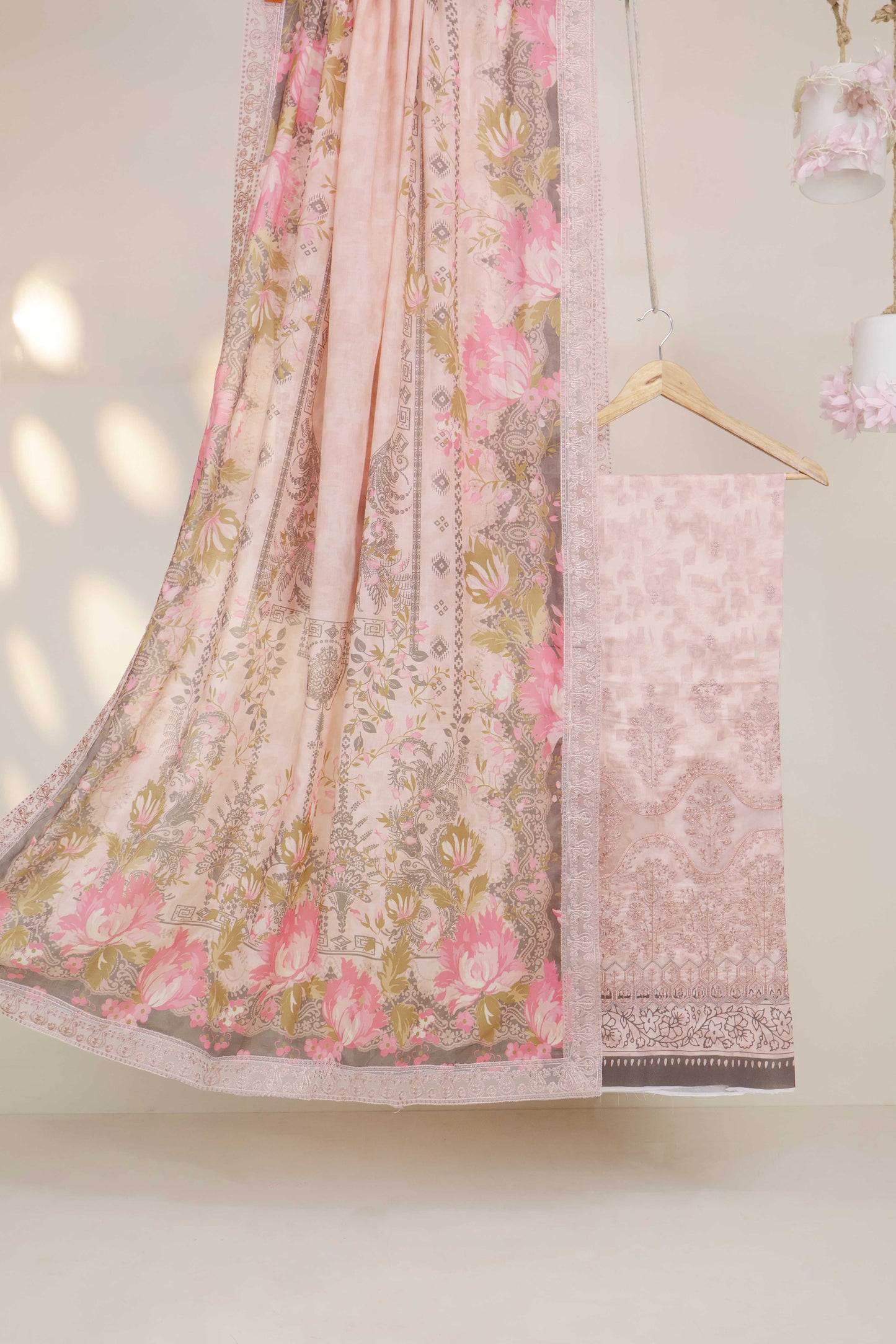 3Piece-Lawn Embroidered Suit V3D06