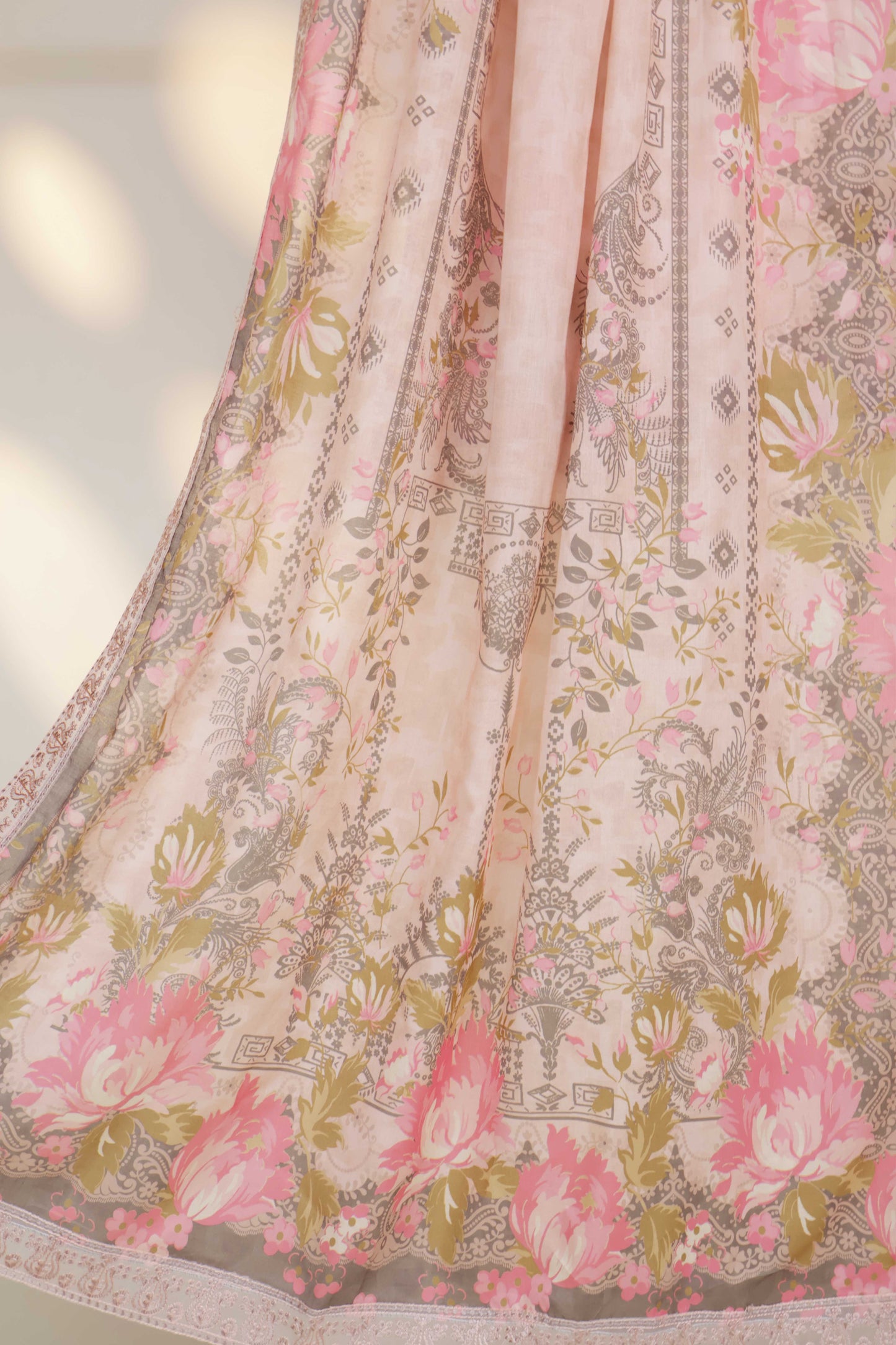 3Piece-Lawn Embroidered Suit V3D06