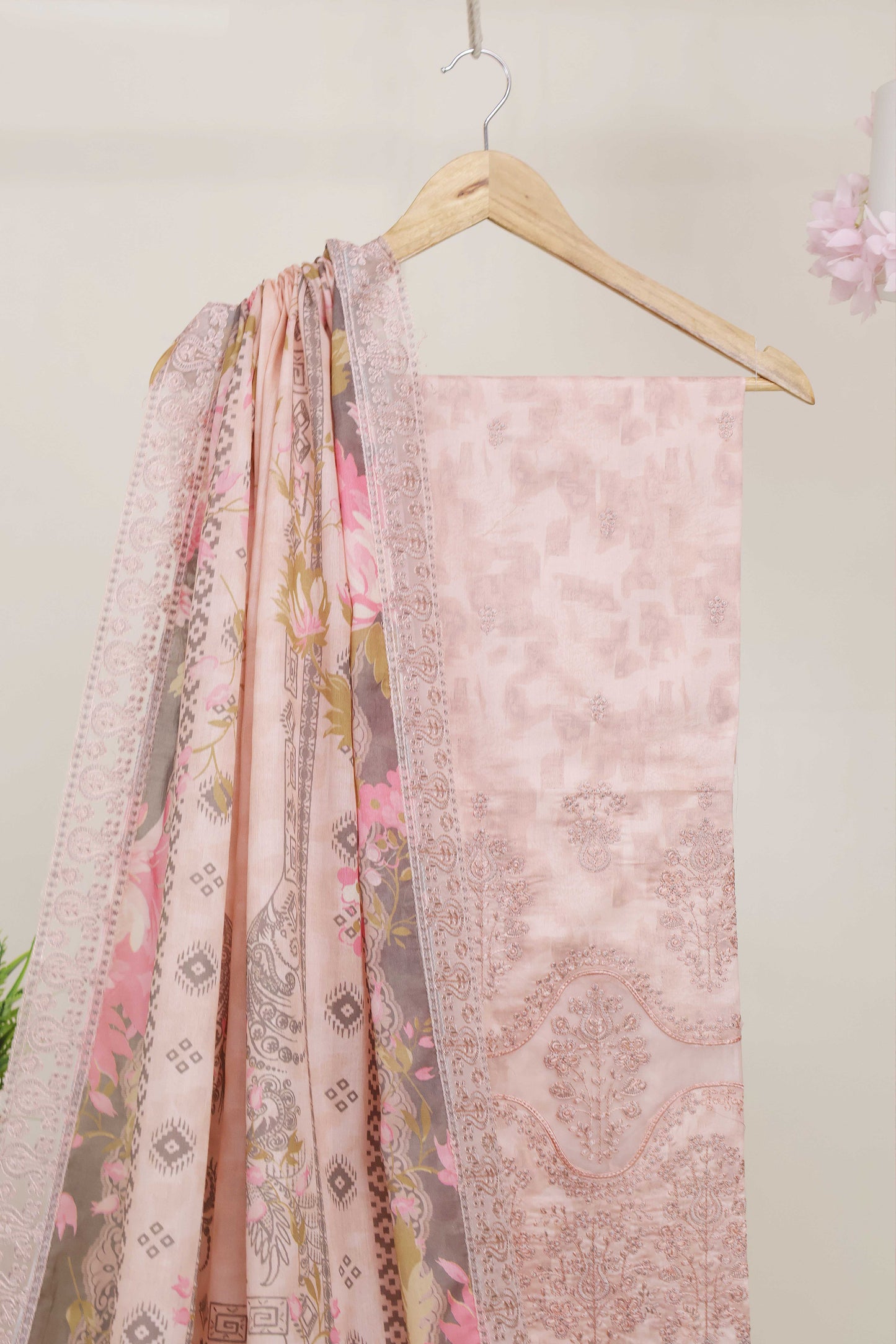 3Piece-Lawn Embroidered Suit V3D06