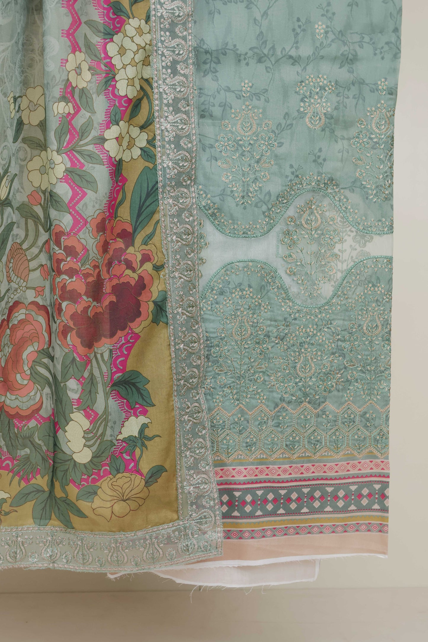 3Piece-Lawn Embroidered Suit V3D08