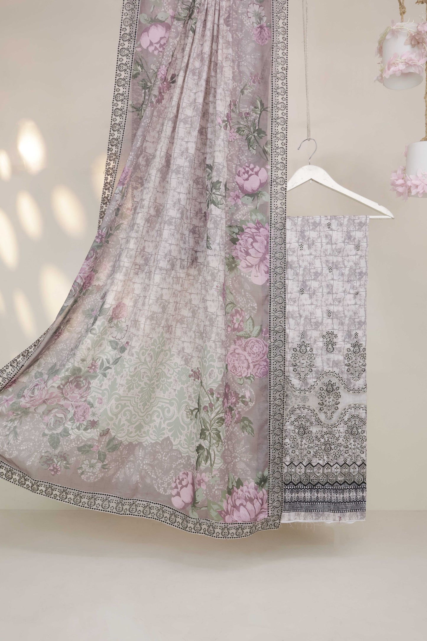 3Piece-Lawn Embroidered Suit V3D10
