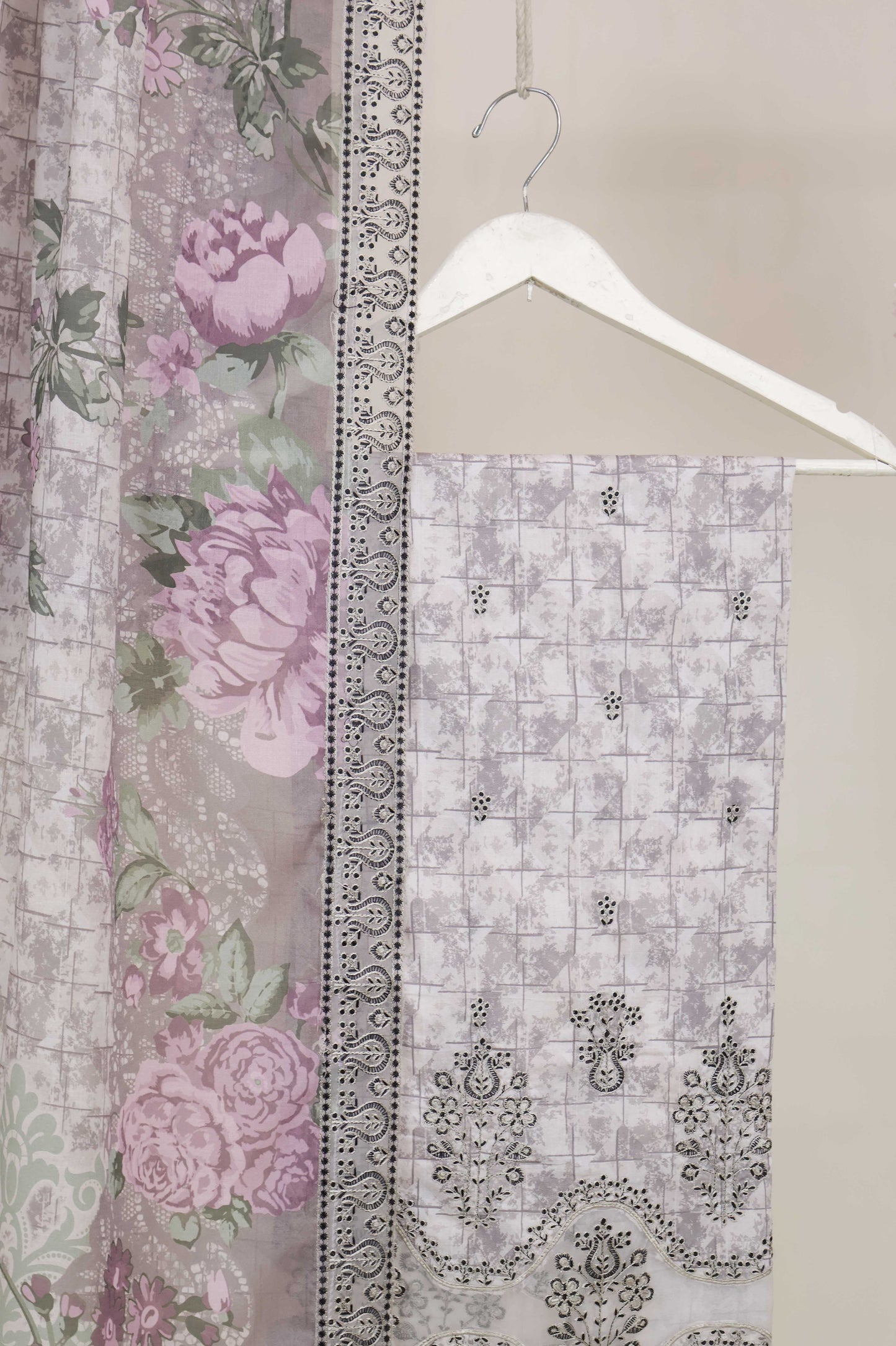 3Piece-Lawn Embroidered Suit V3D10