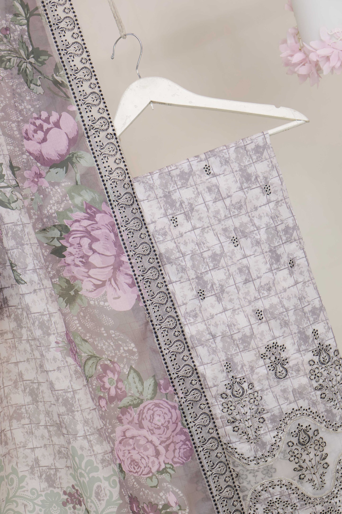 3Piece-Lawn Embroidered Suit V3D10