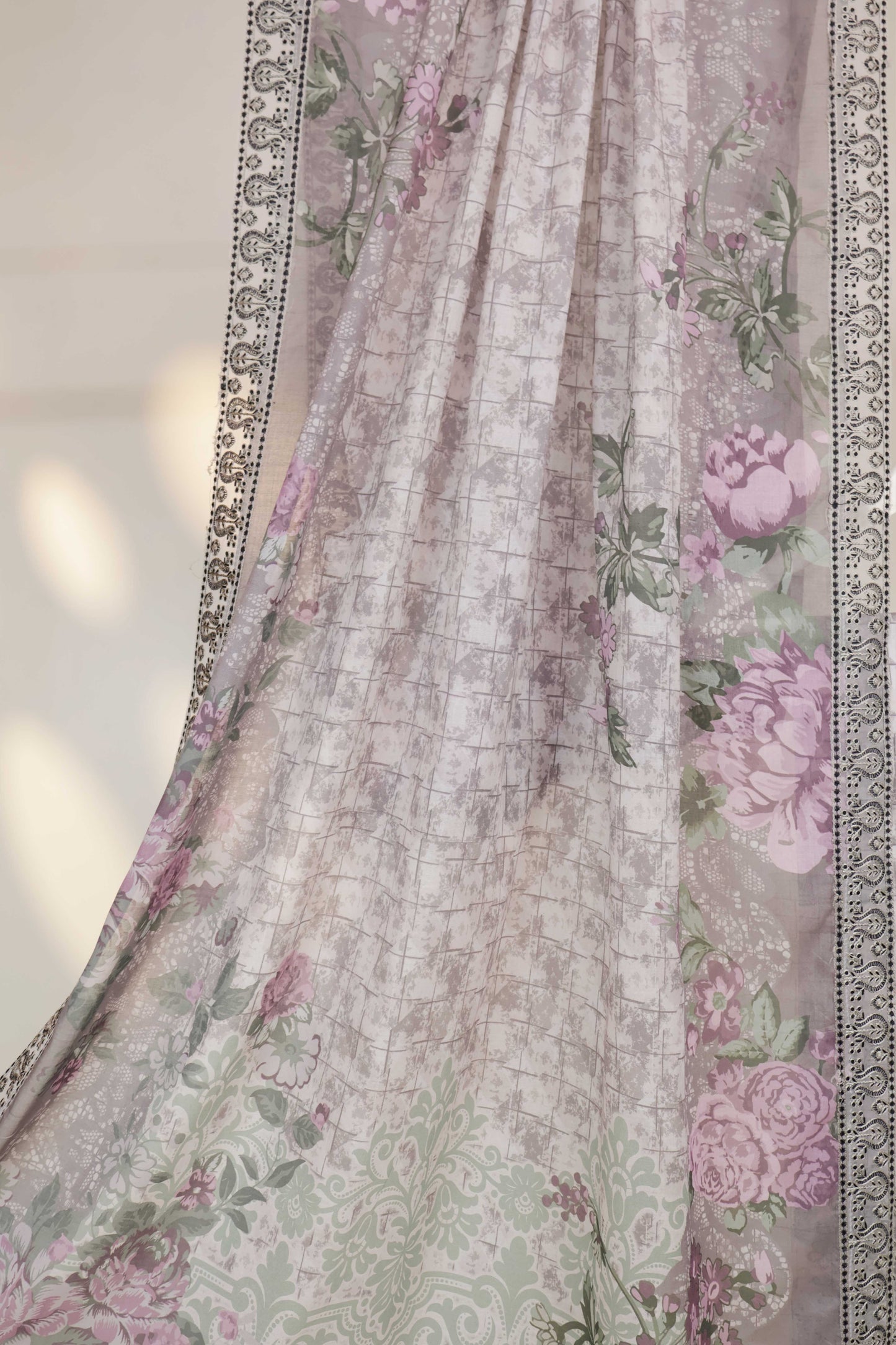 3Piece-Lawn Embroidered Suit V3D10