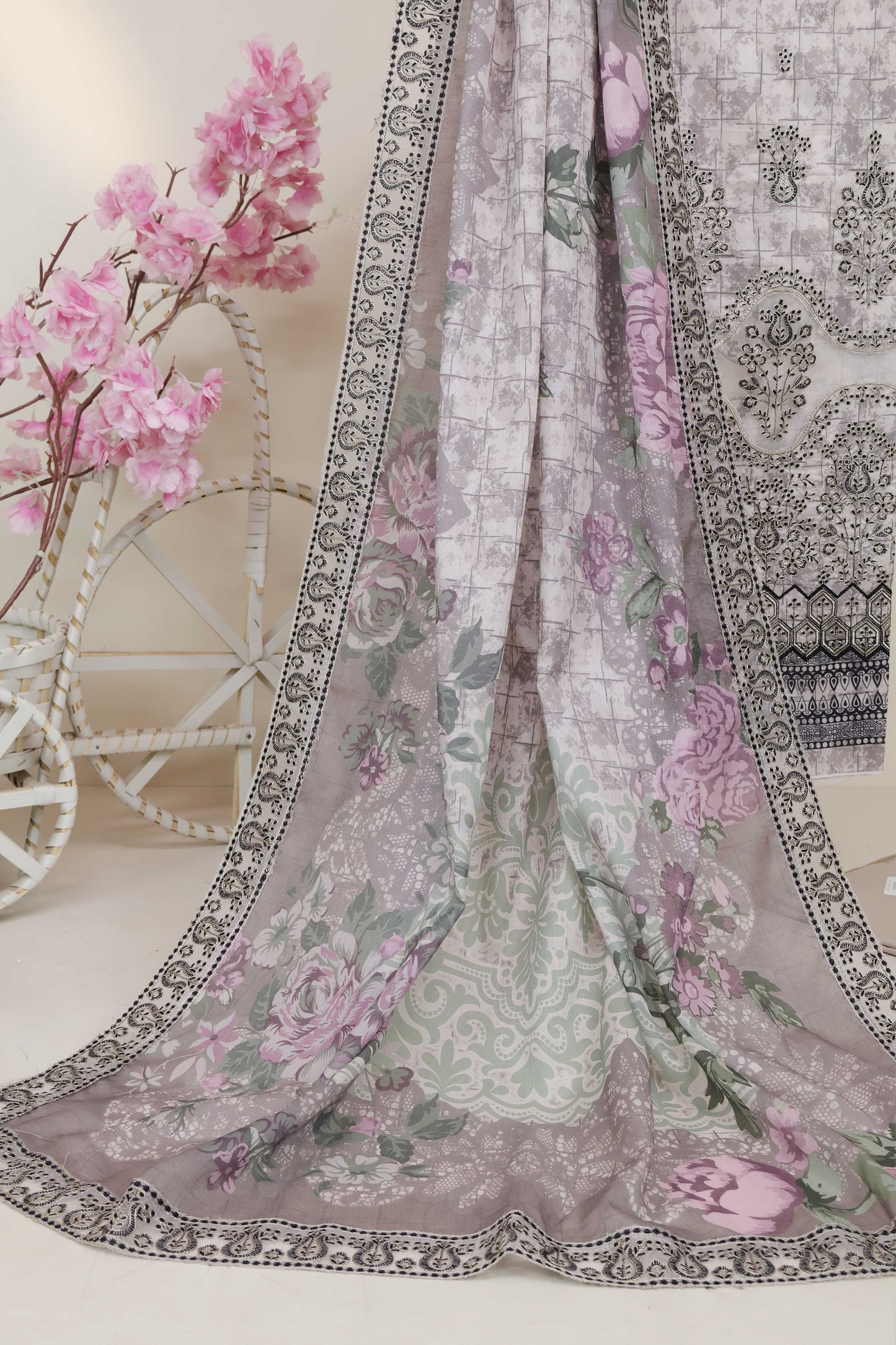 3Piece-Lawn Embroidered Suit V3D10