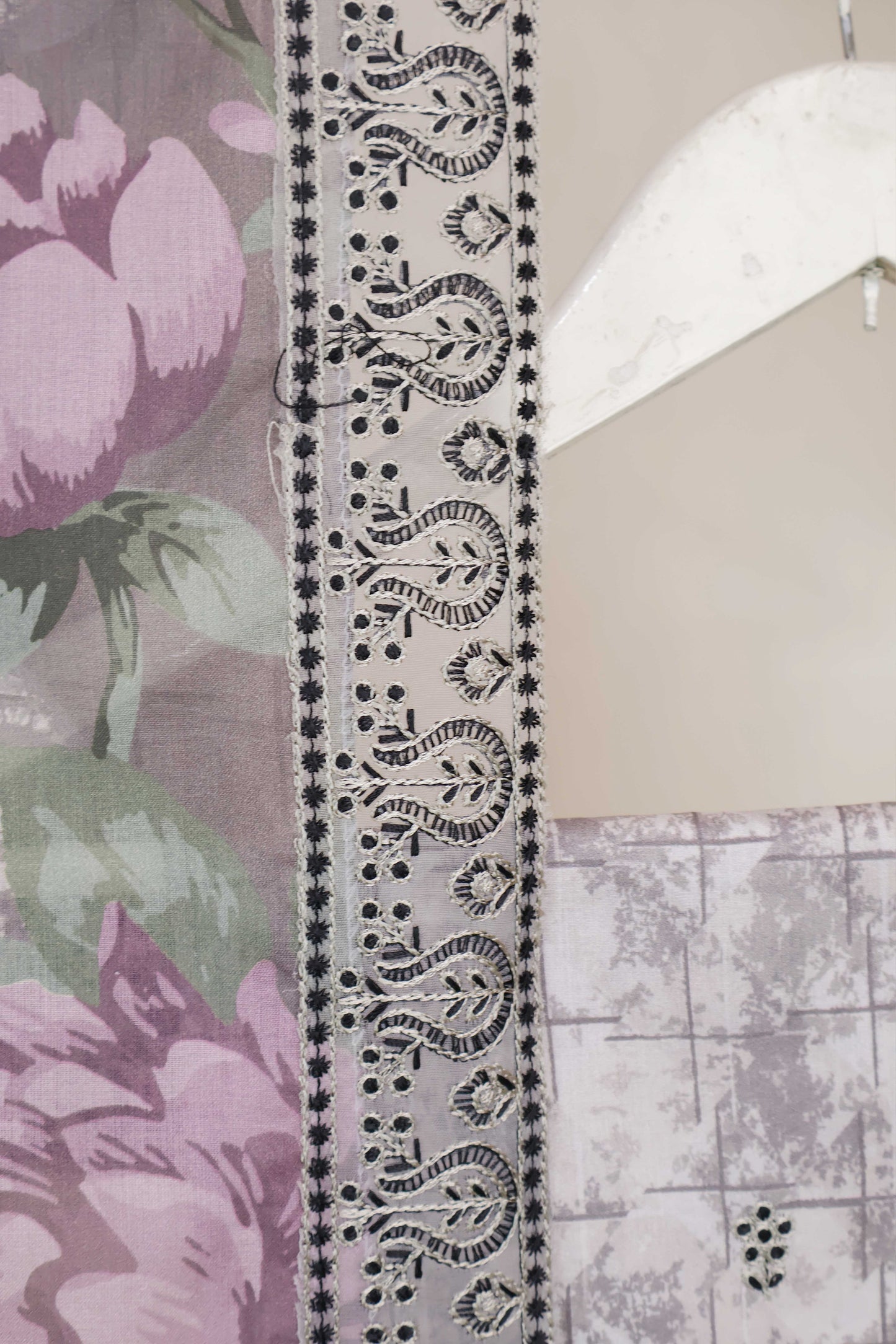 3Piece-Lawn Embroidered Suit V3D10