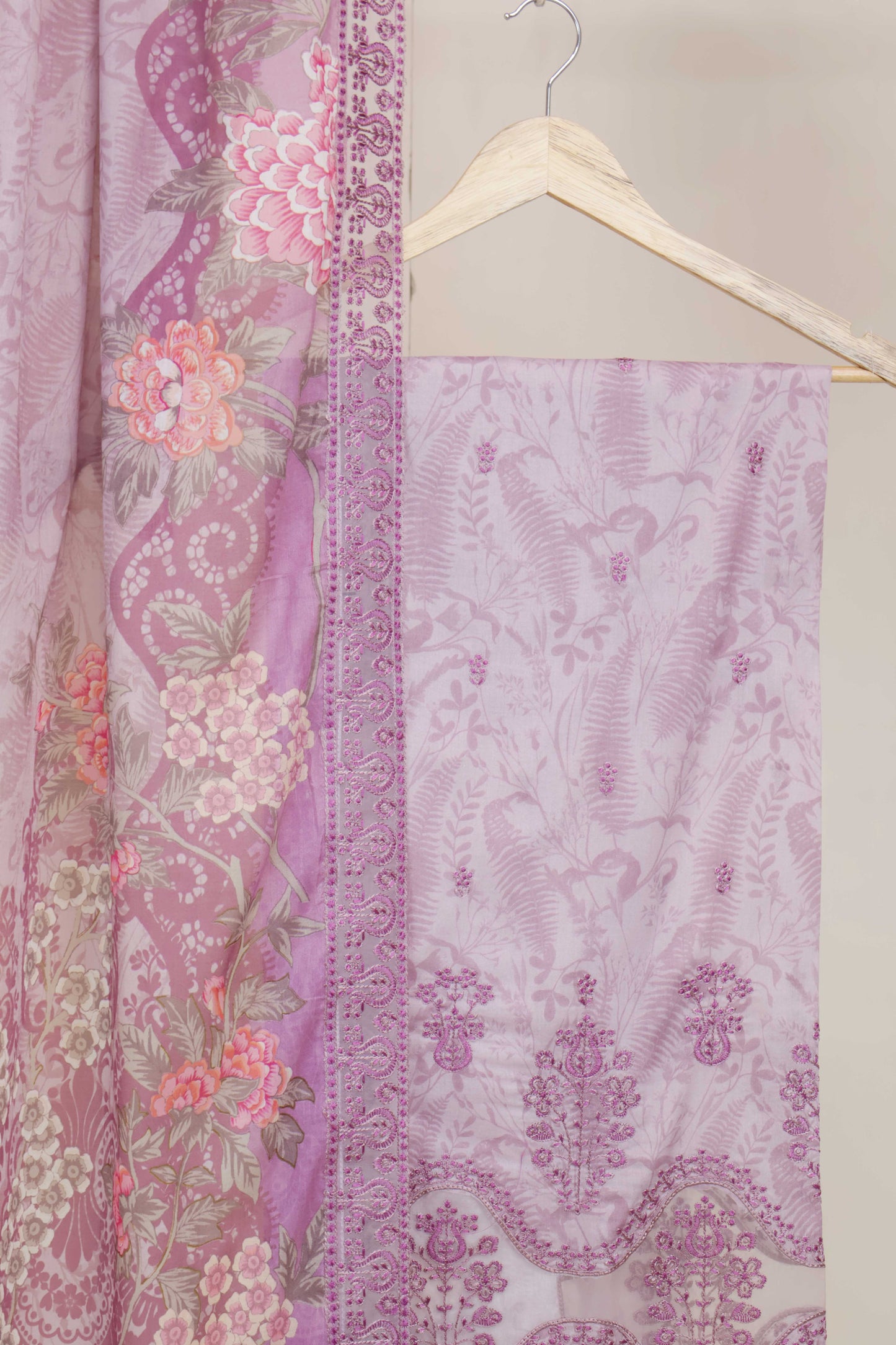 3Piece-Lawn Embroidered Suit V3D09