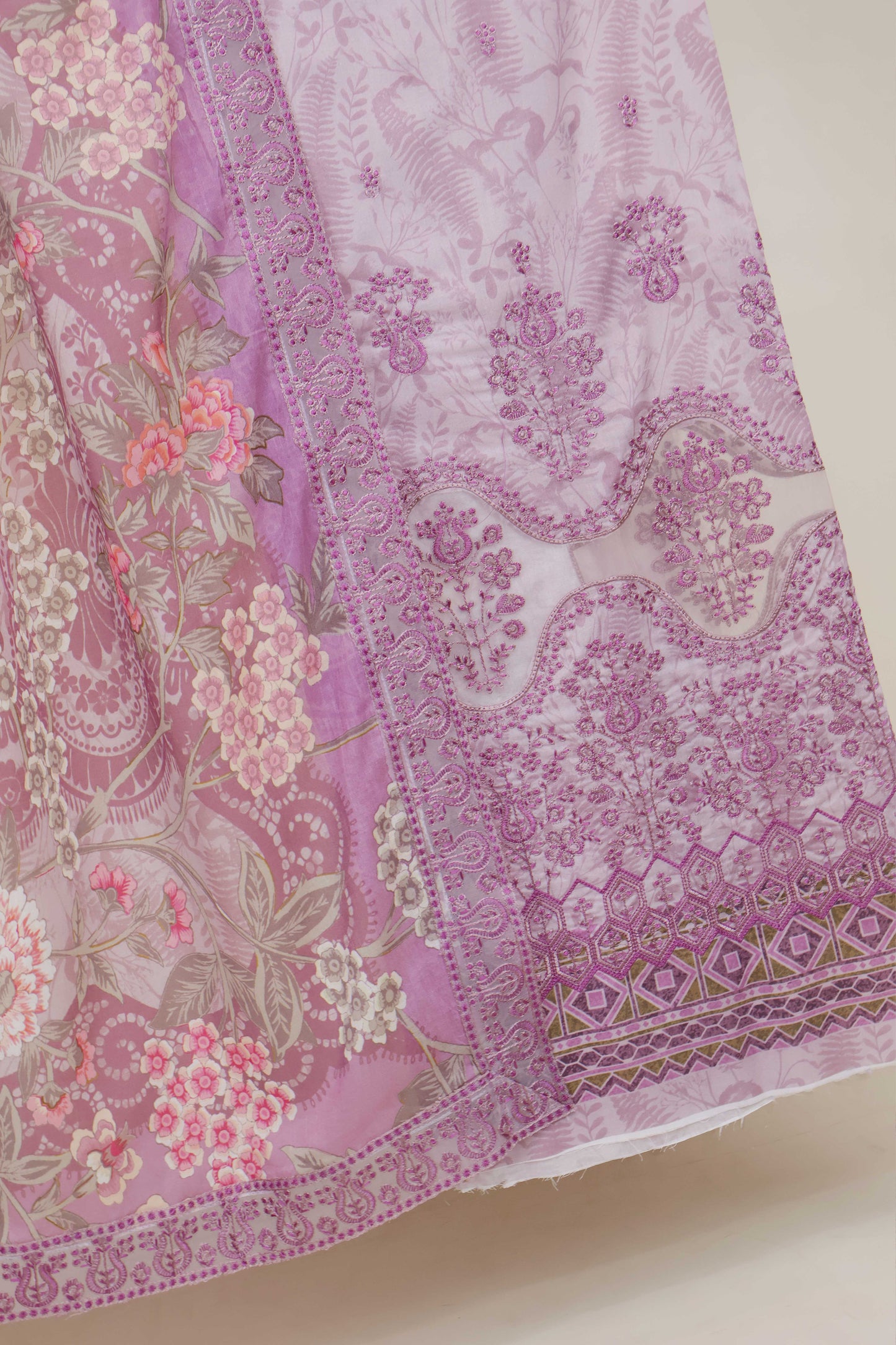 3Piece-Lawn Embroidered Suit V3D09