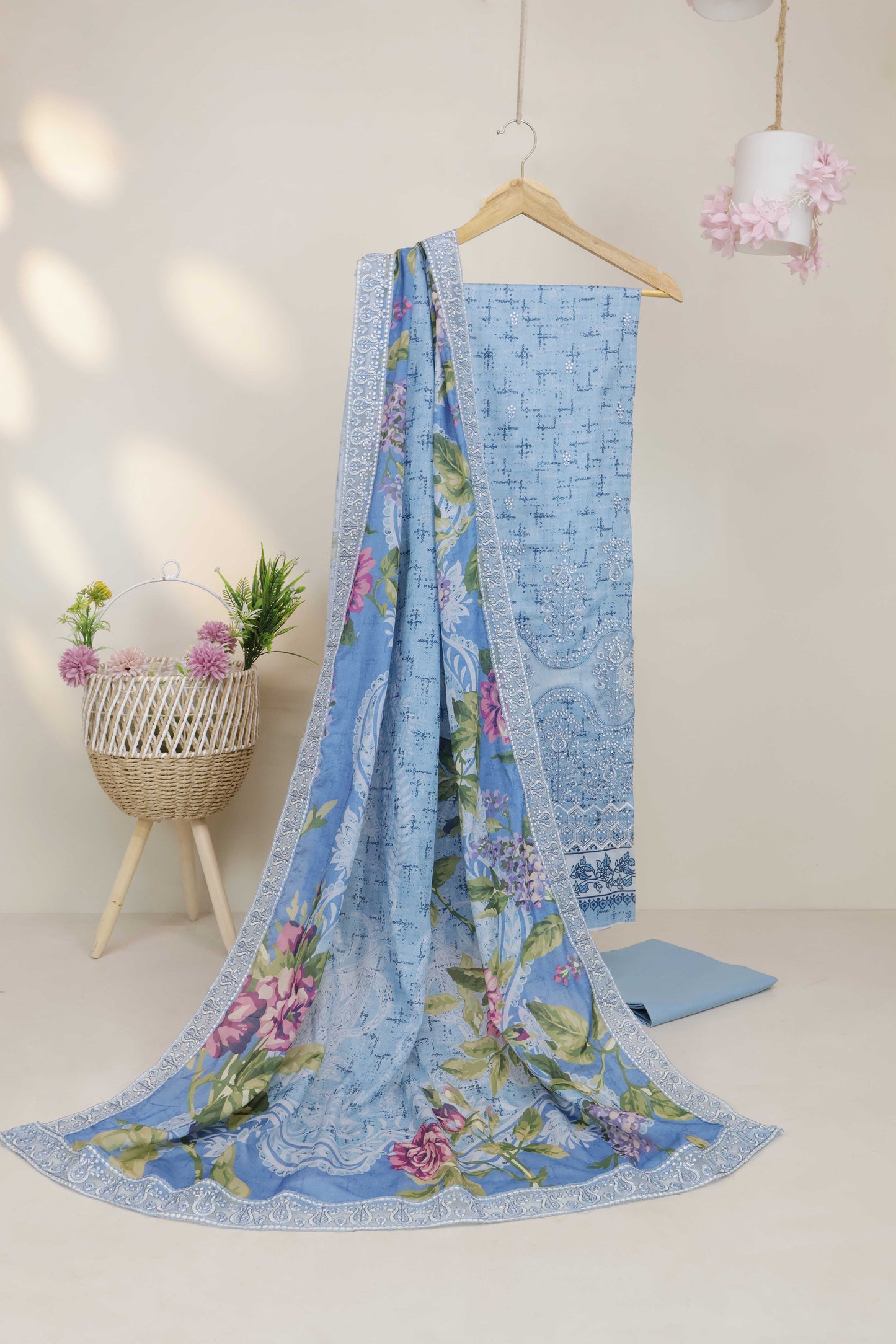 3Piece-Lawn Embroidered Suit V3D04