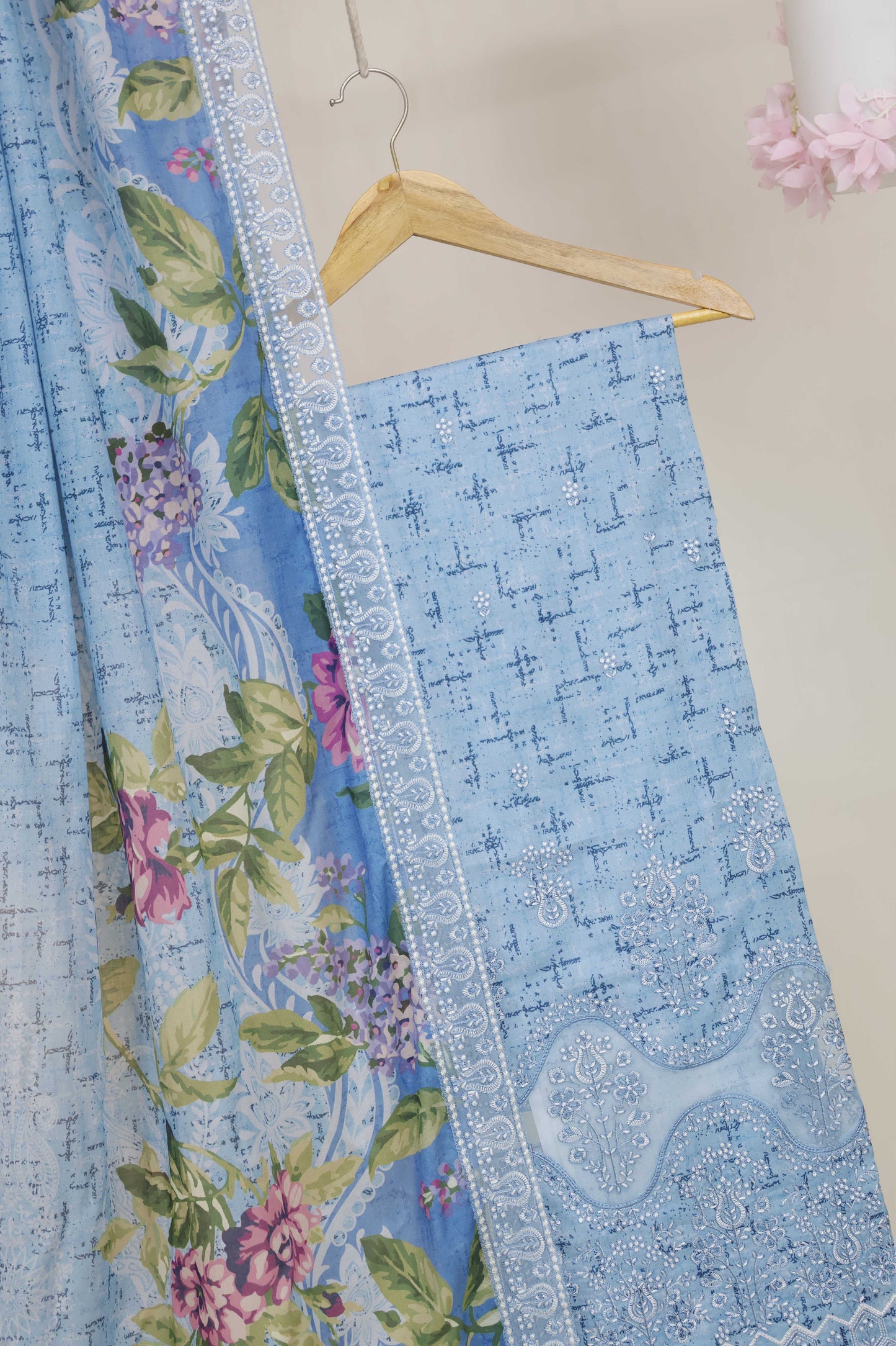 3Piece-Lawn Embroidered Suit V3D04