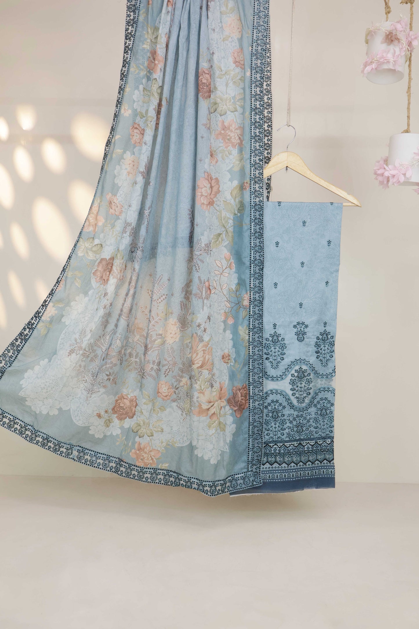 3Piece-Lawn Embroidered Suit V3D07