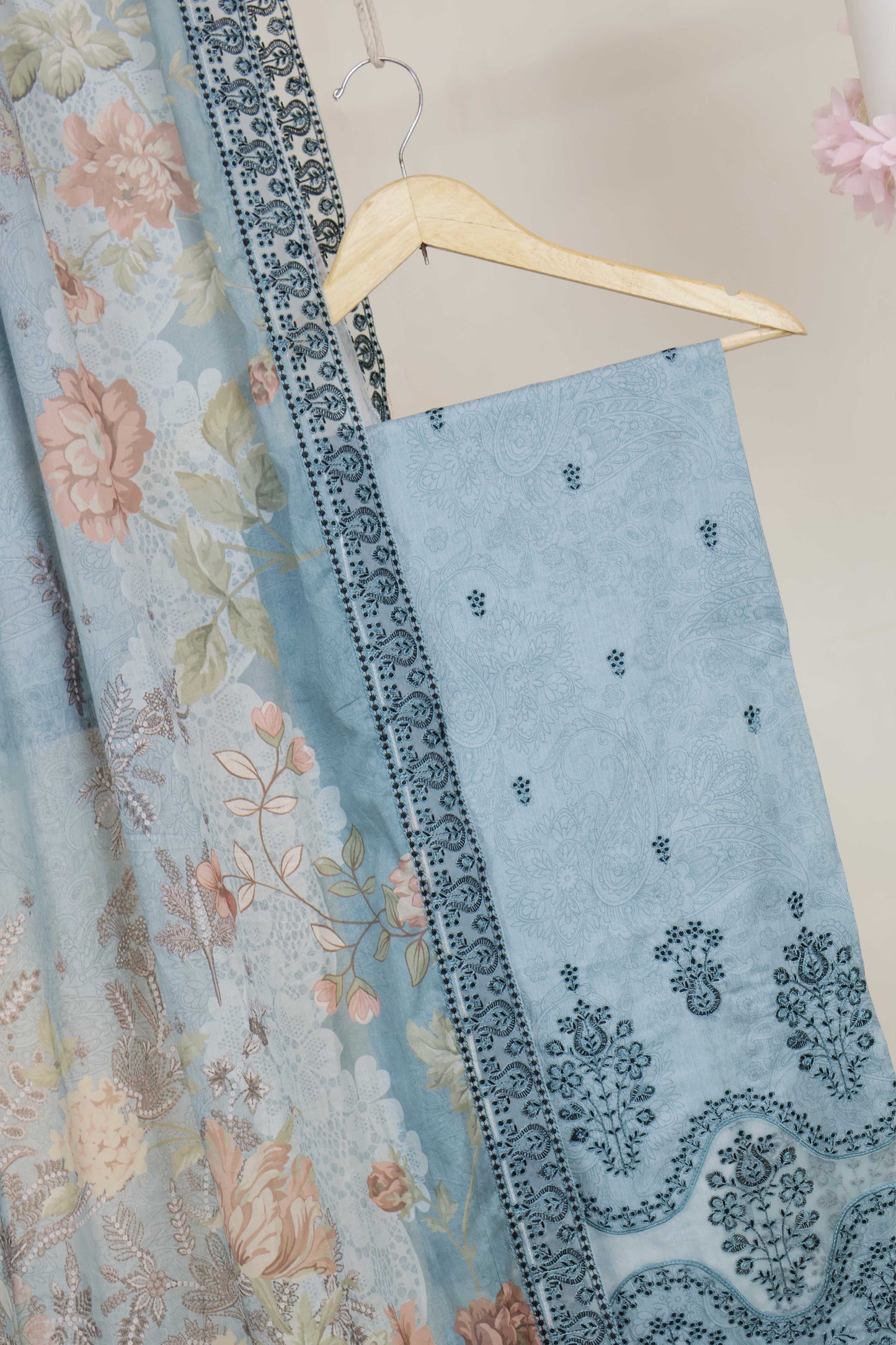 3Piece-Lawn Embroidered Suit V3D07