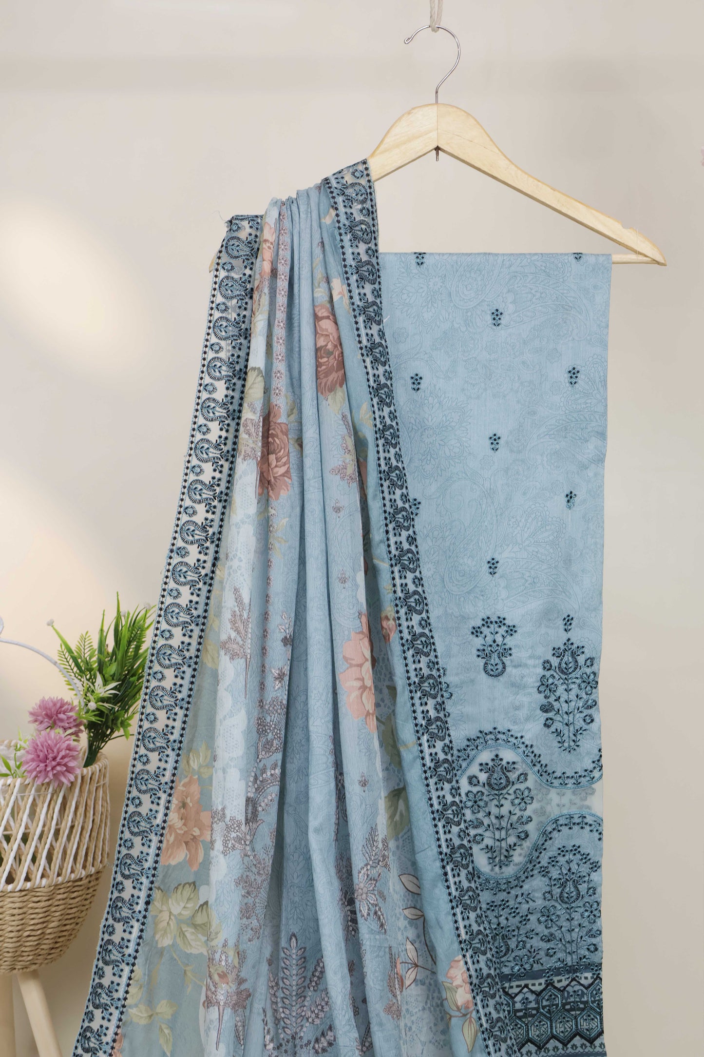 3Piece-Lawn Embroidered Suit V3D07