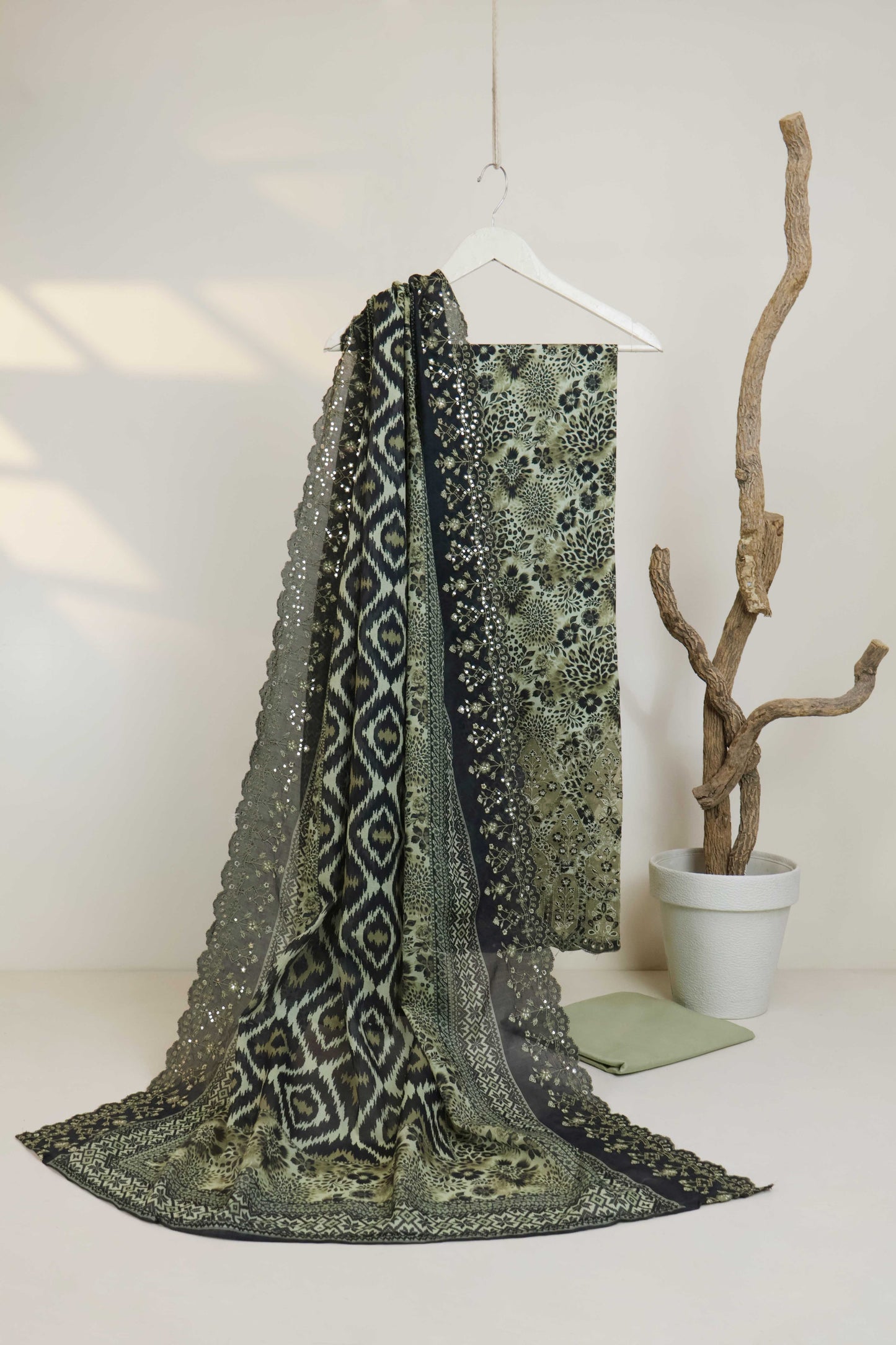 Luxury Lawn Embroidered Suit ELBS18