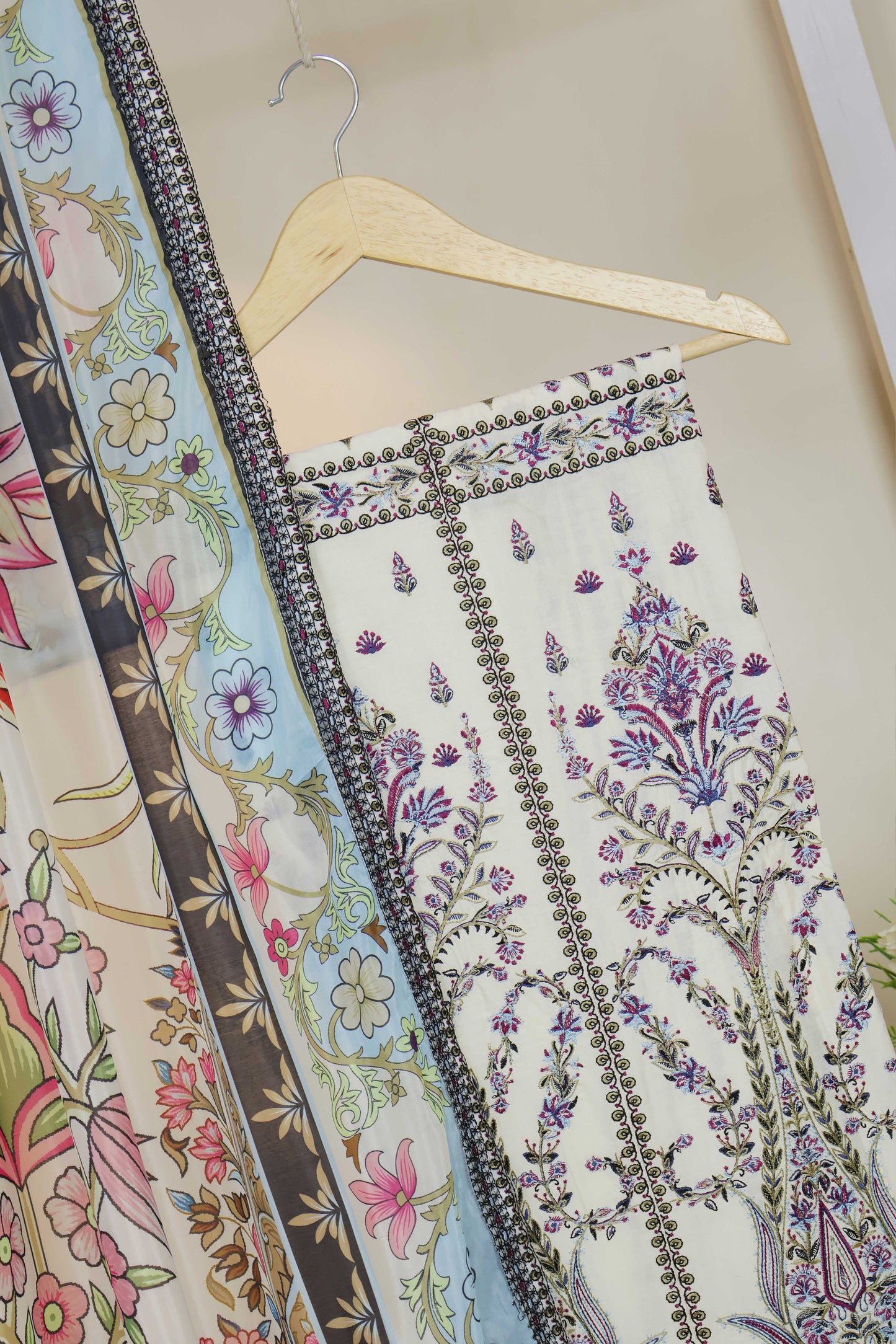 Luxury Lawn Embroidered Suit ELHA40