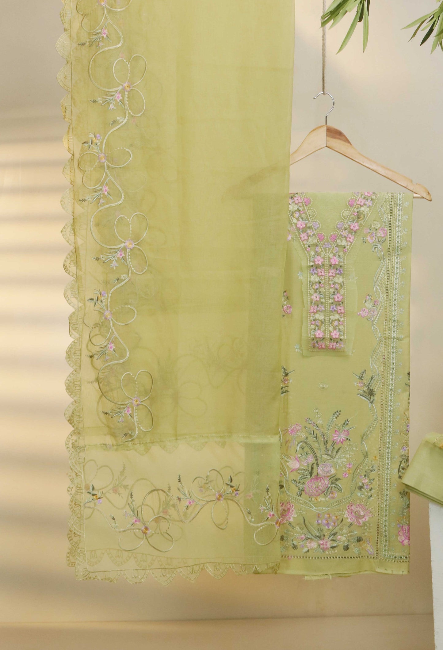 Luxury Lawn Embroidered suit H25SELHA23