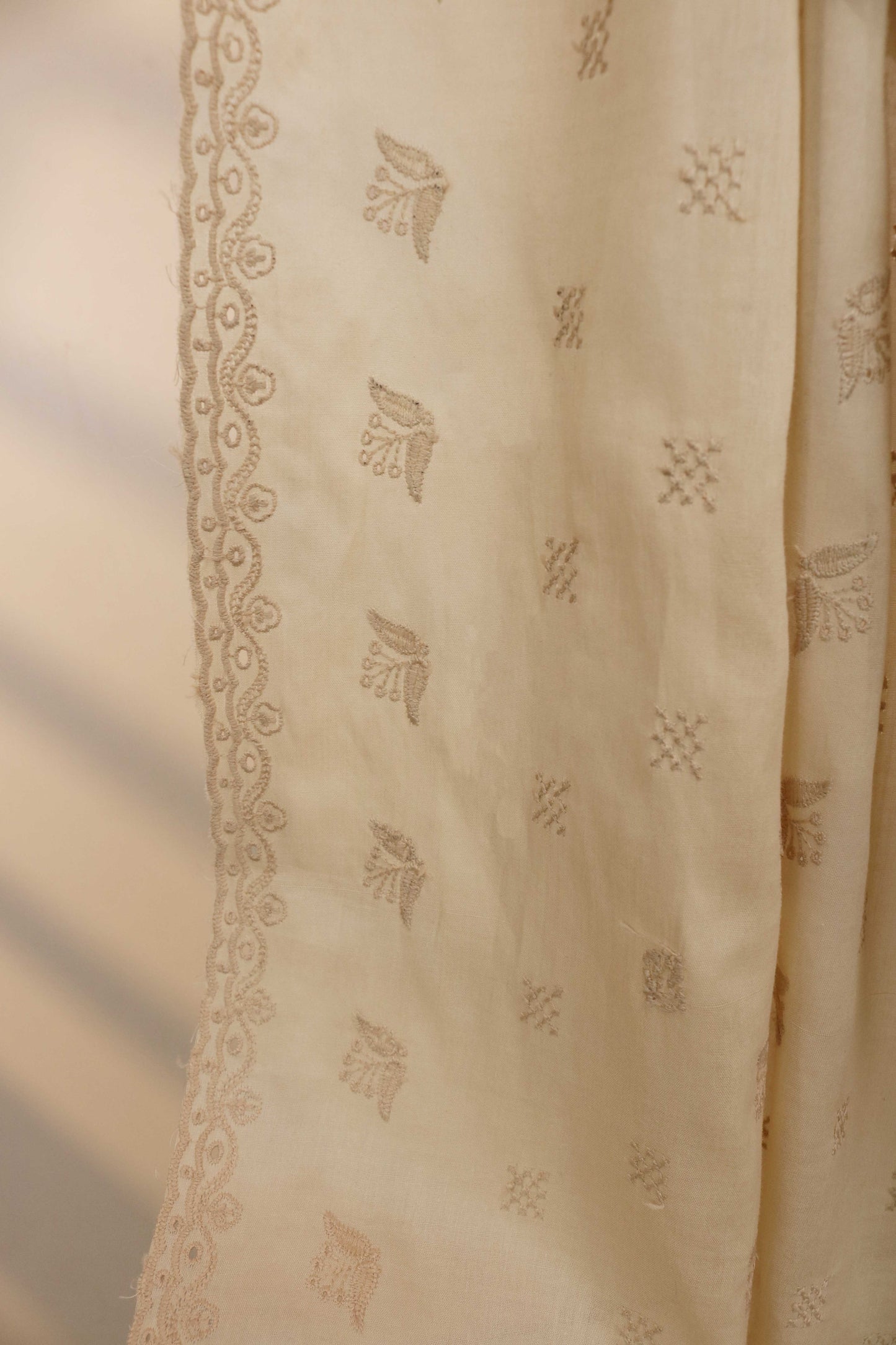 Embroidered Lawn Shawl LSH47