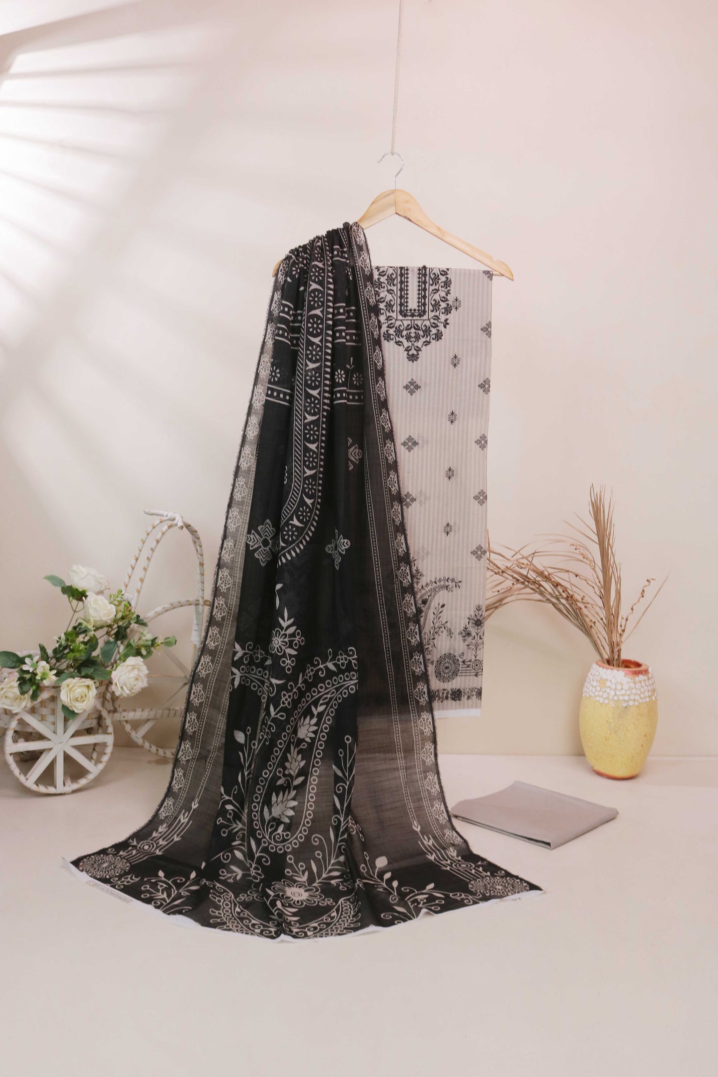 Luxury Lawn Printed Suit H25SLMJ8151