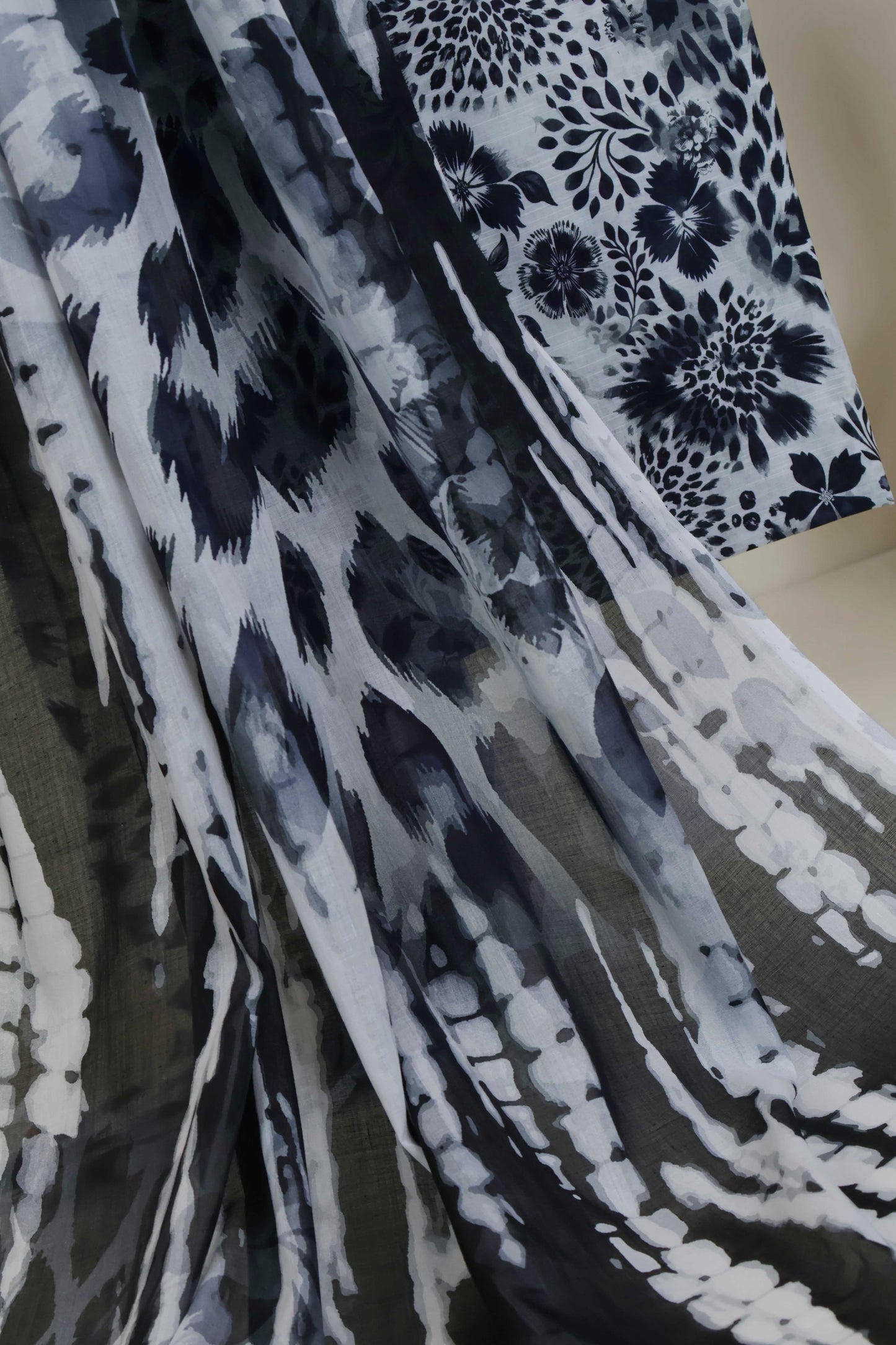 3pc-Lawn Printed Suit H25SLST102