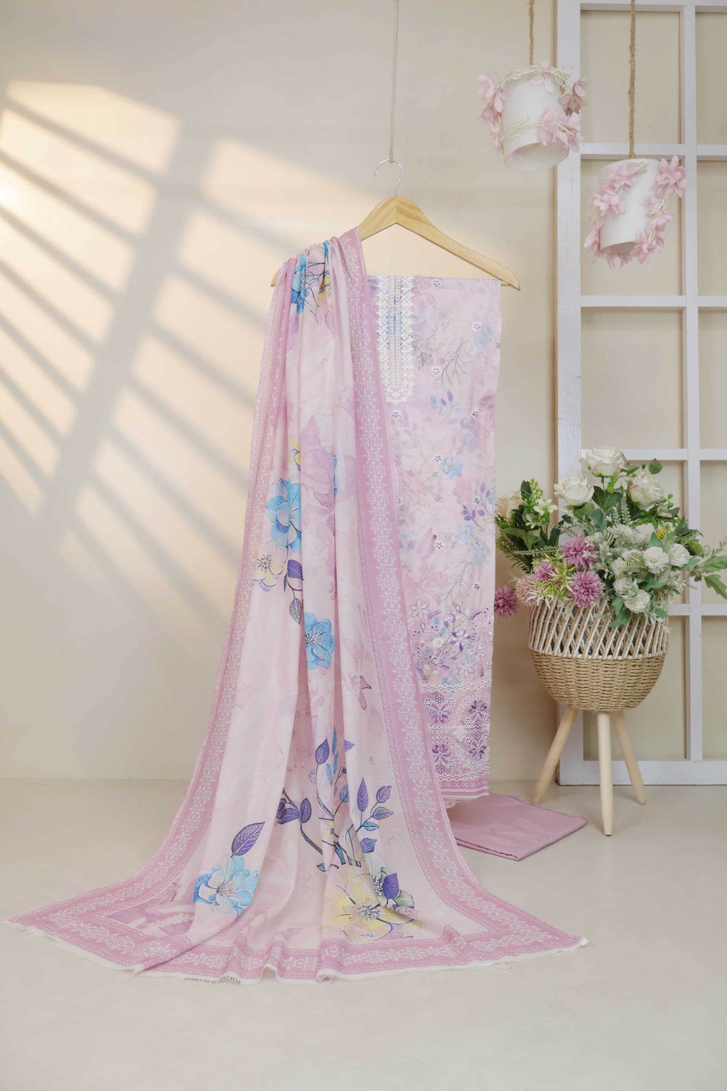 3Piece-Lawn Embroidered Suit V12WR04