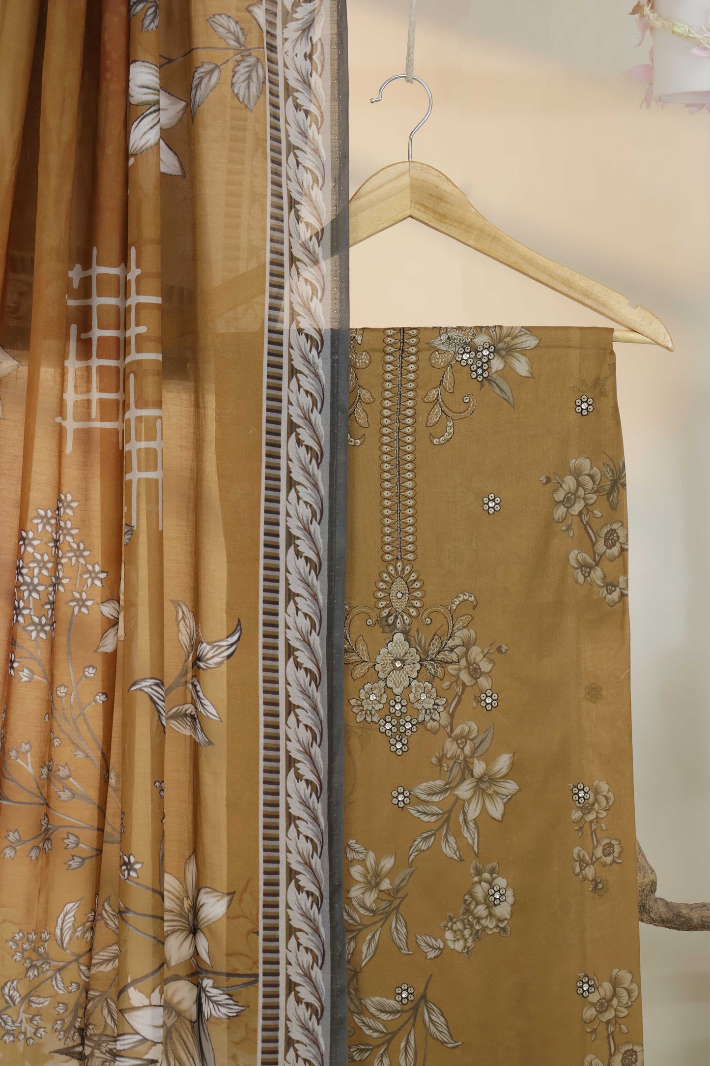3Piece-Lawn Embroidered Suit V12WR10
