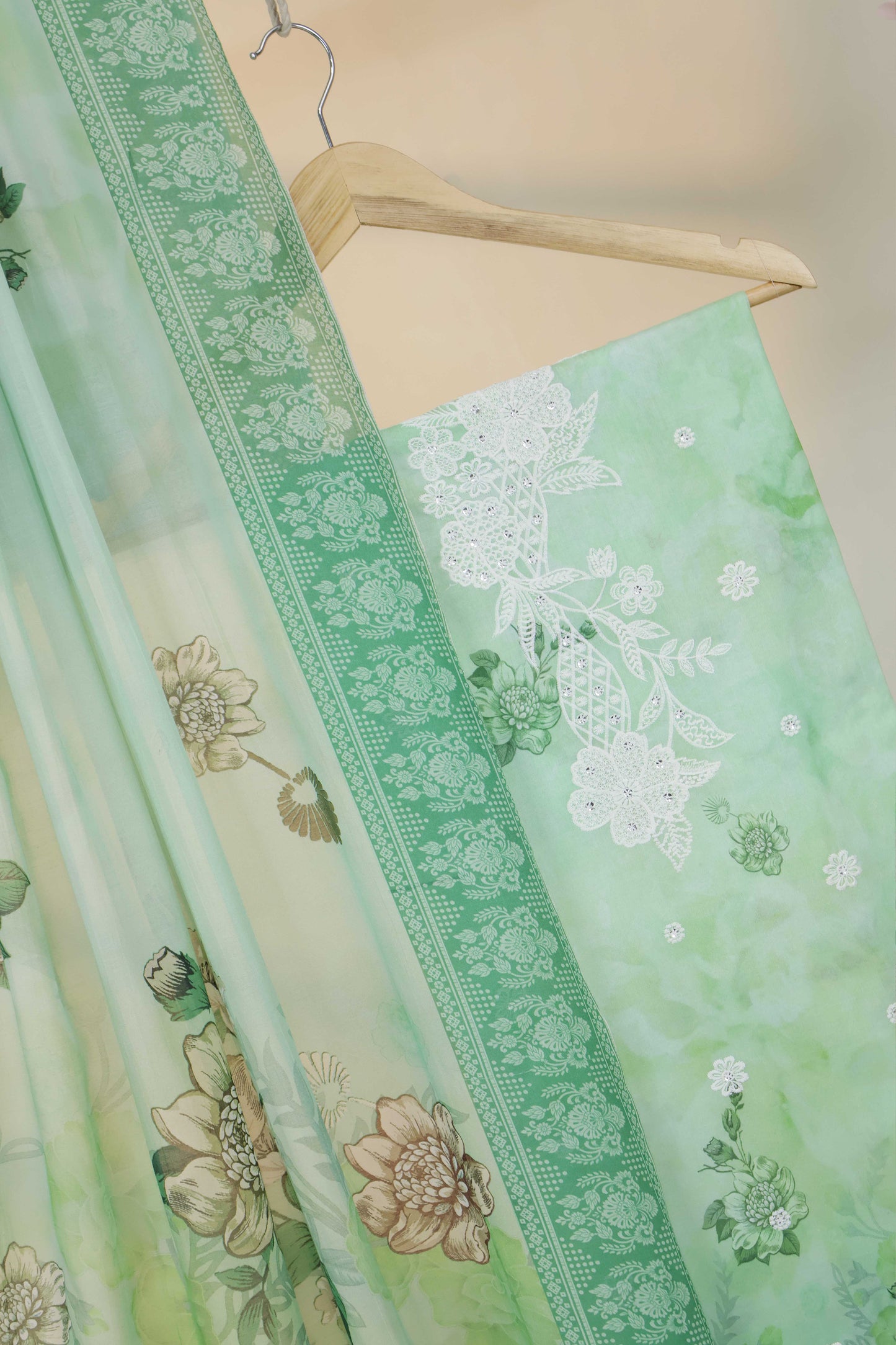 3Piece-Lawn Embroidered Suit V12WR02