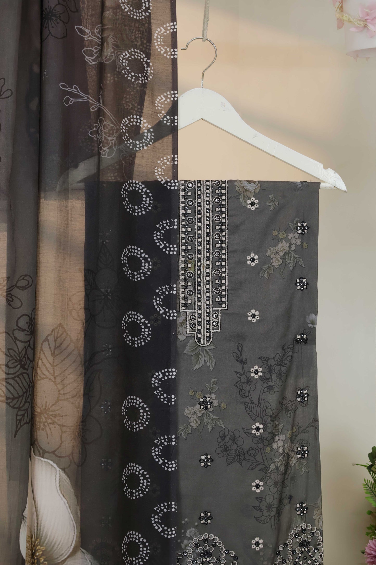 3Piece-Lawn Embroidered Suit V12WR05