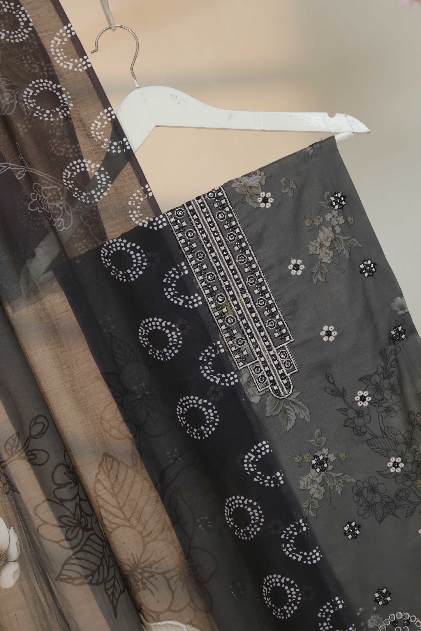 3Piece-Lawn Embroidered Suit V12WR05