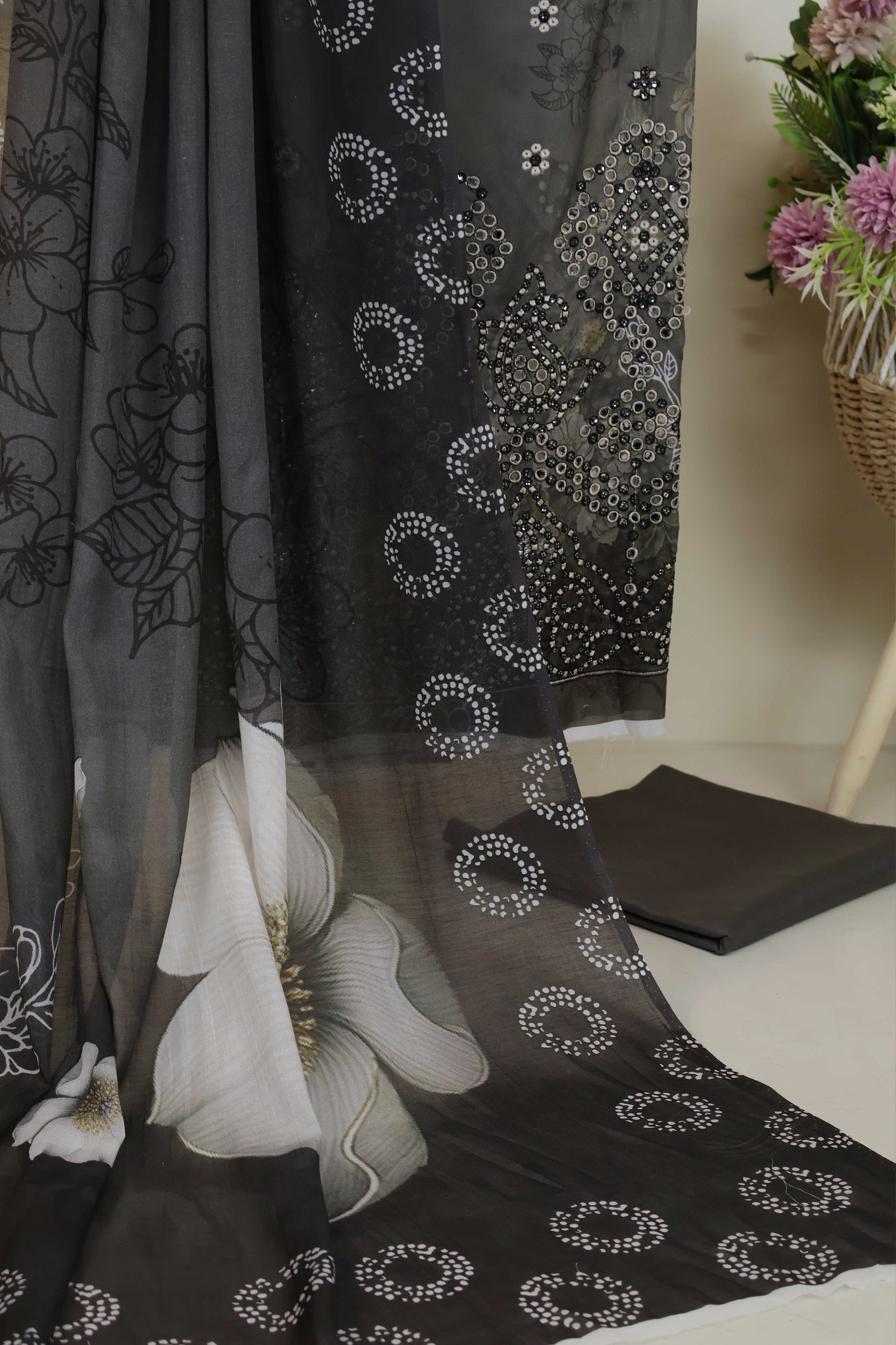 3Piece-Lawn Embroidered Suit V12WR05