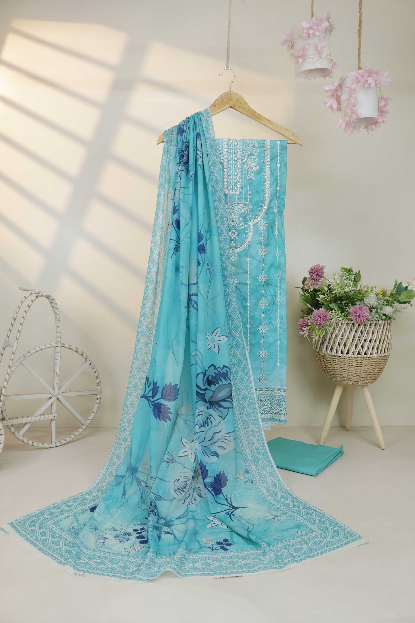 3Piece-Lawn Embroidered Suit V12WR06