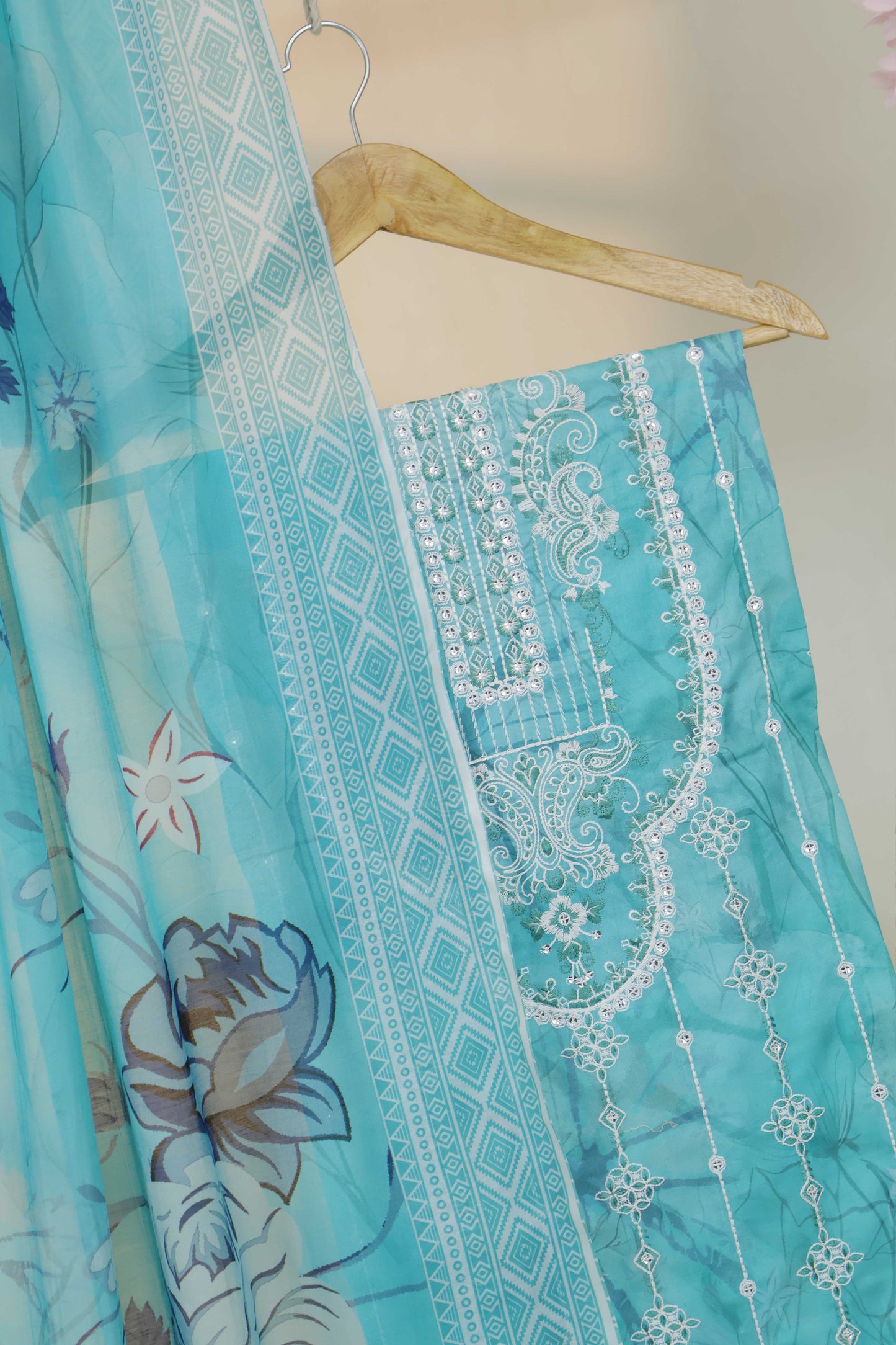 3Piece-Lawn Embroidered Suit V12WR06