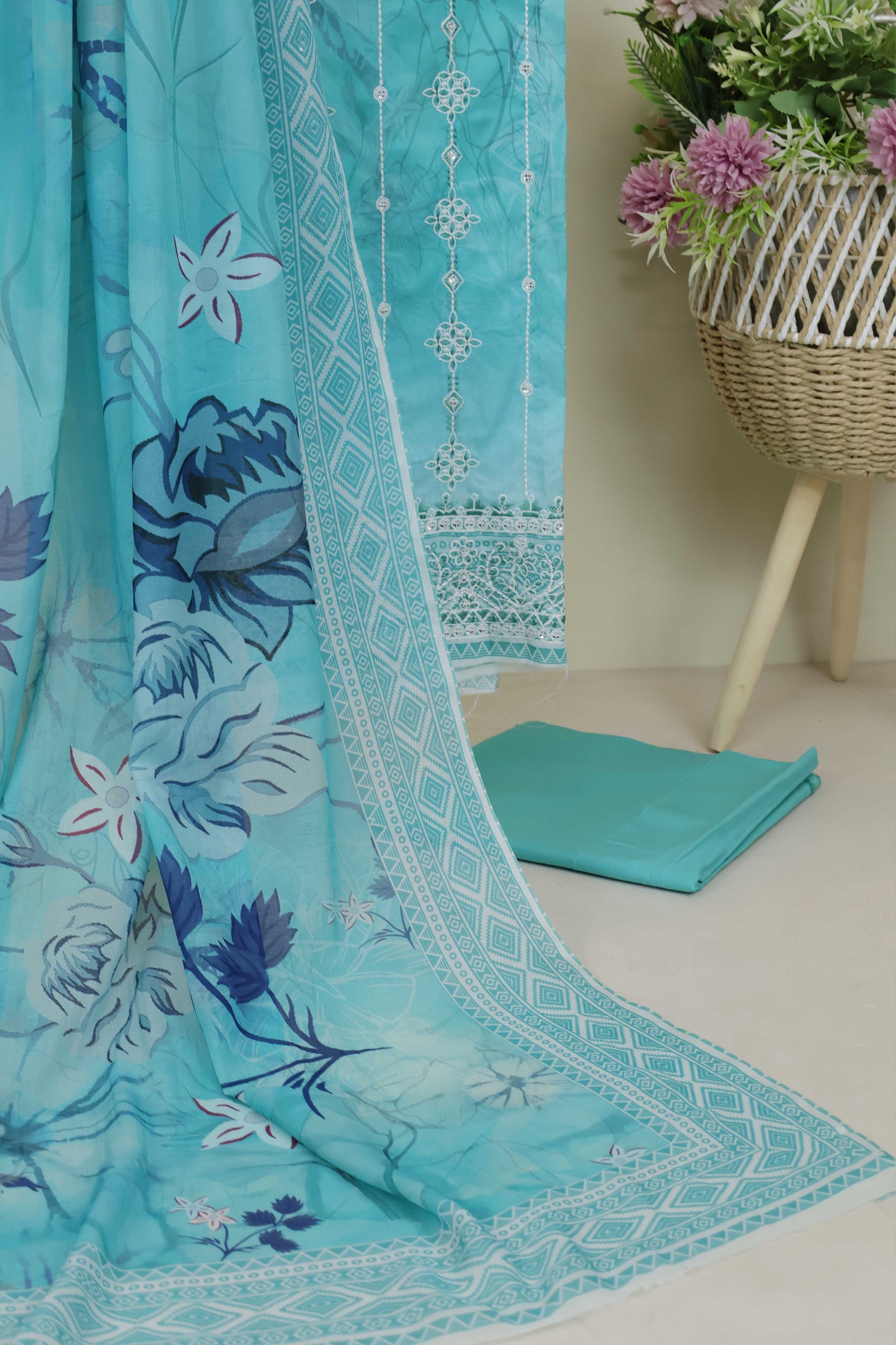 3Piece-Lawn Embroidered Suit V12WR06