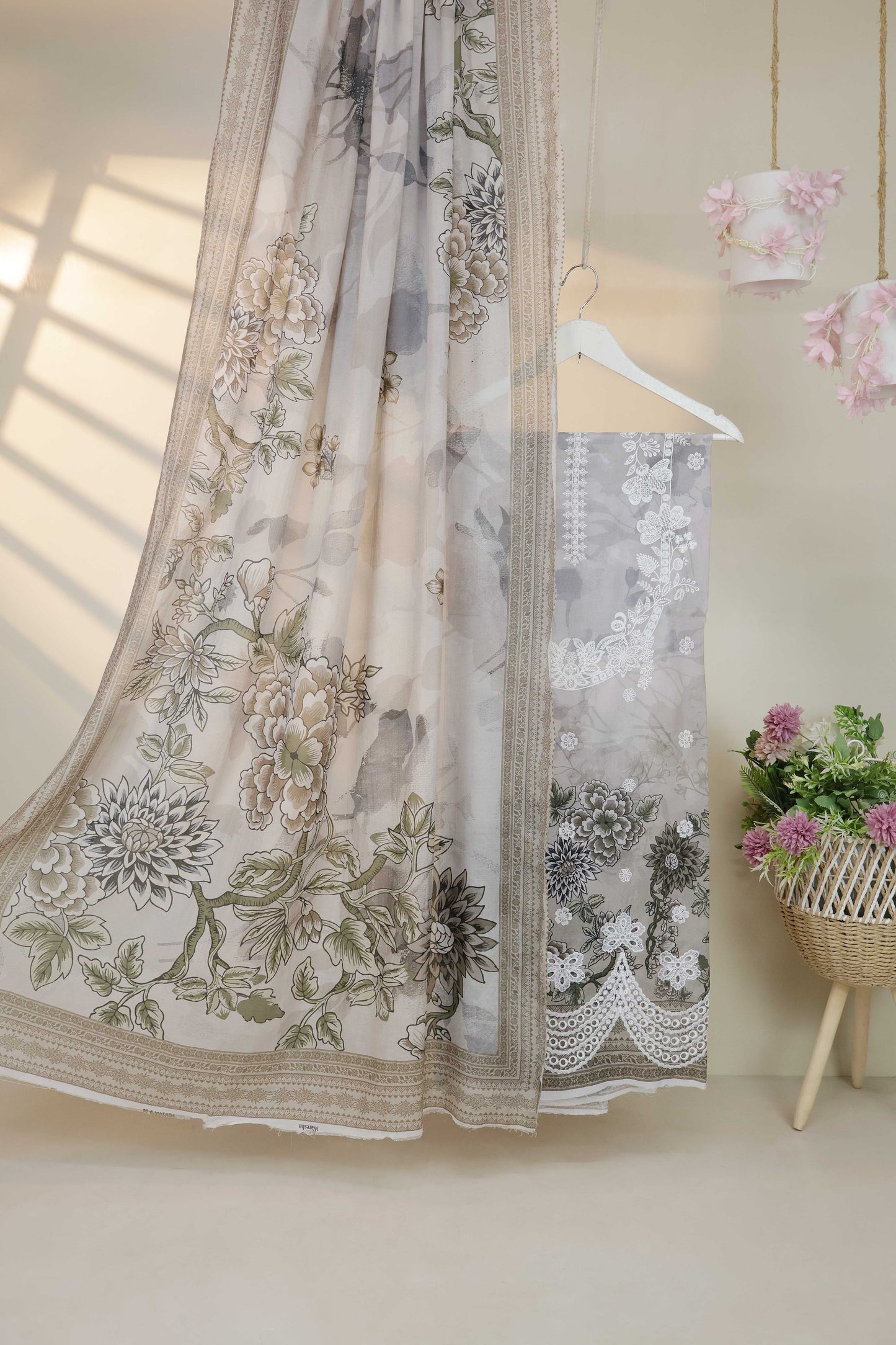 3Piece-Lawn Embroidered Suit V12WR09