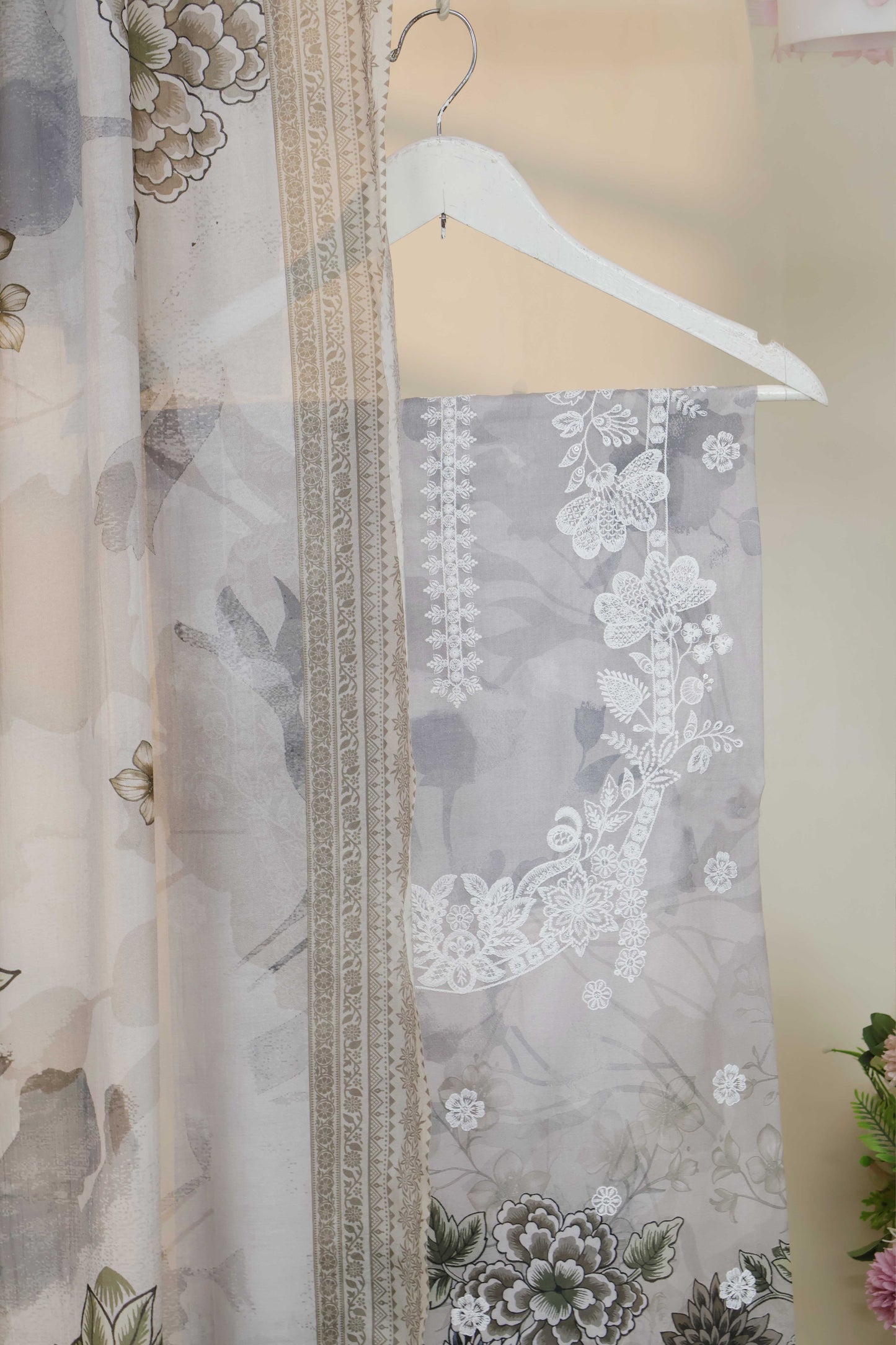 3Piece-Lawn Embroidered Suit V12WR09